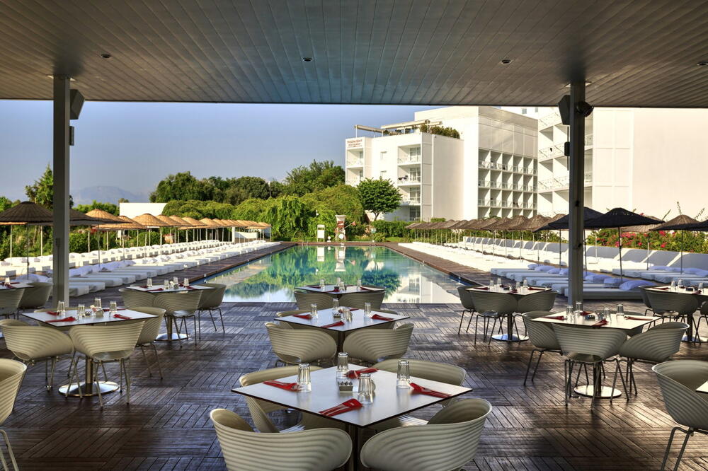 Hotel Su, at the table