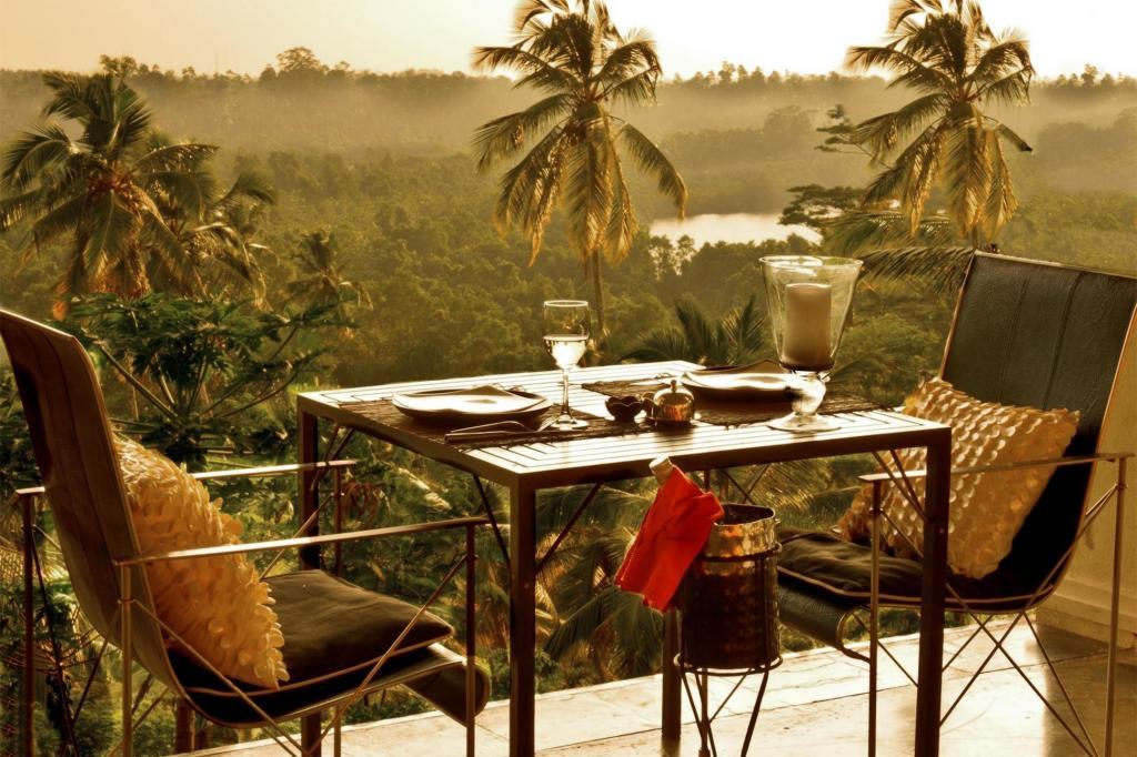 Kahanda Kanda Galle, at the table