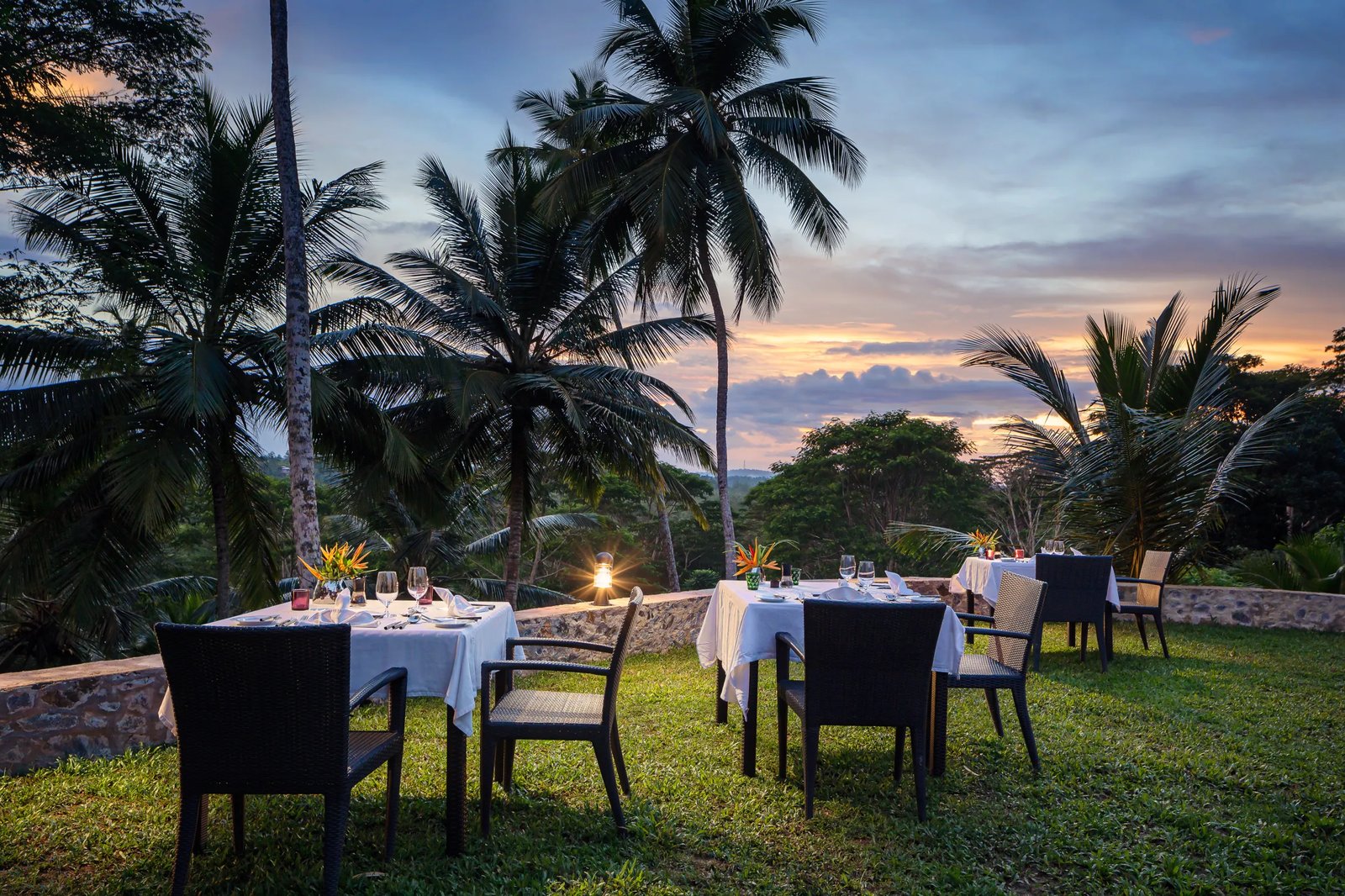Kahanda Kanda Galle, at the table