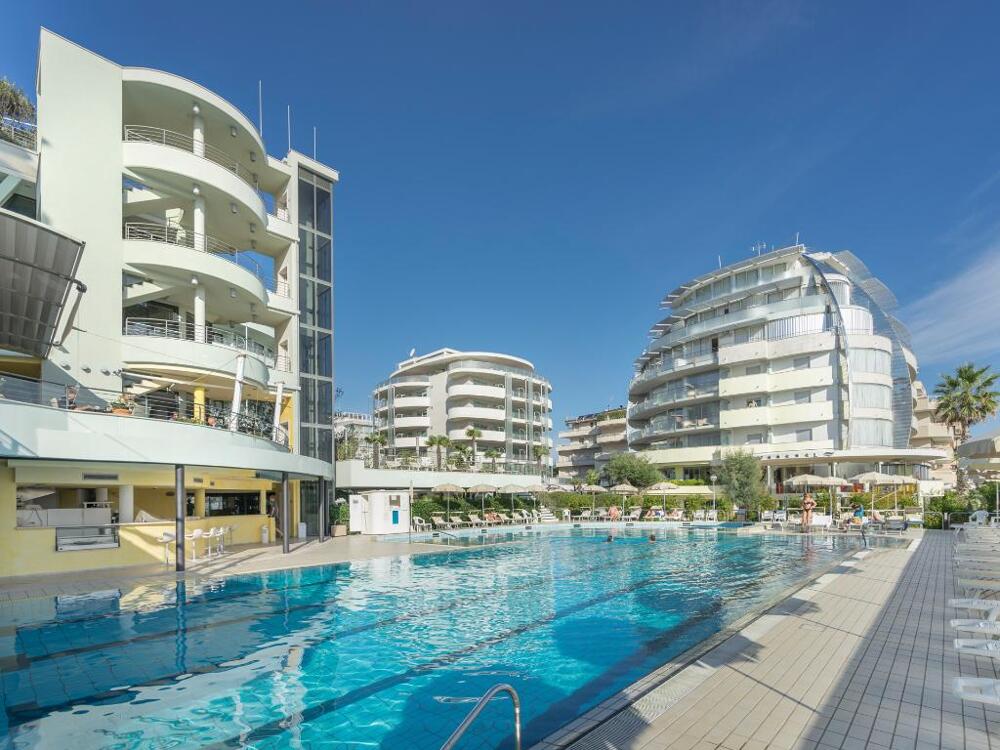 Hotel Waldorf, the pool