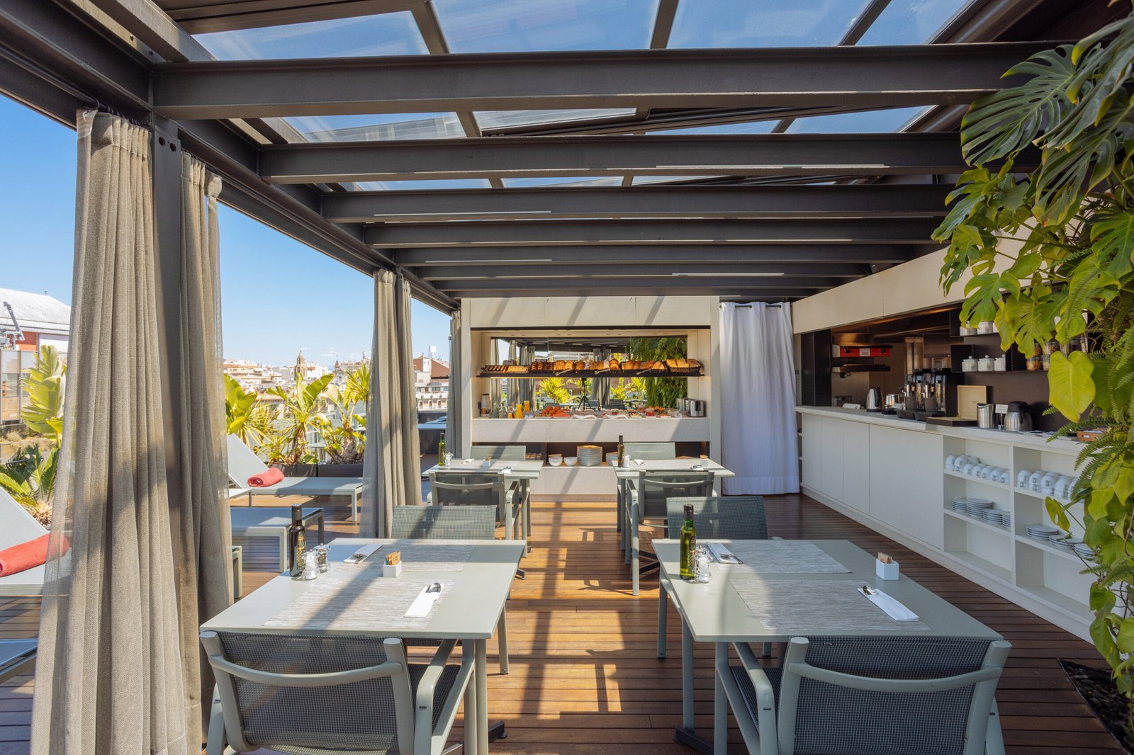 Hotel Cram Barcelona, at the table