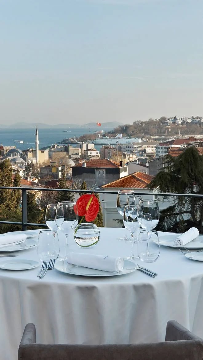 Tomtom Suites, nicole restaurant