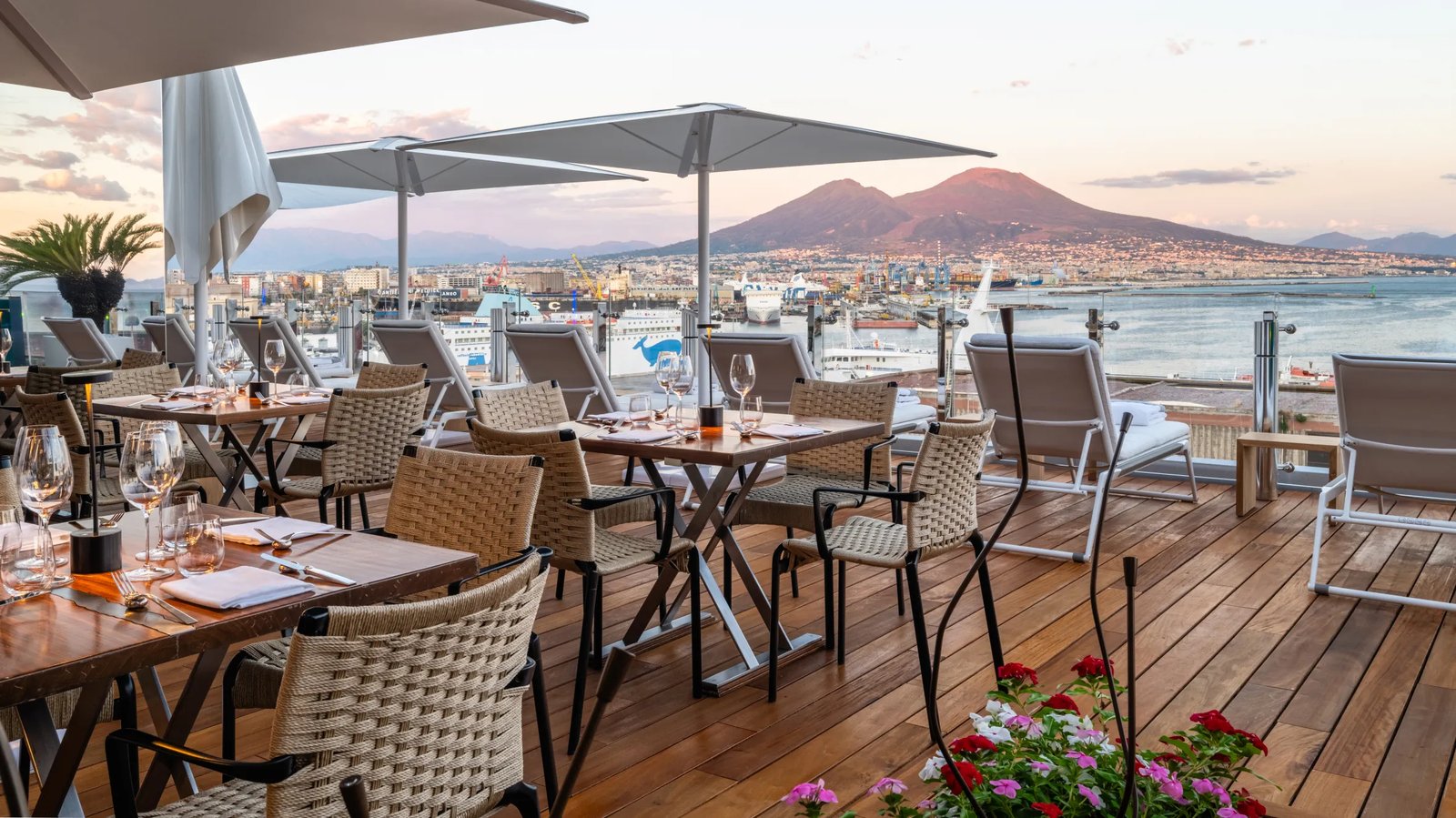 Romeo Hotel - Naples, at the table