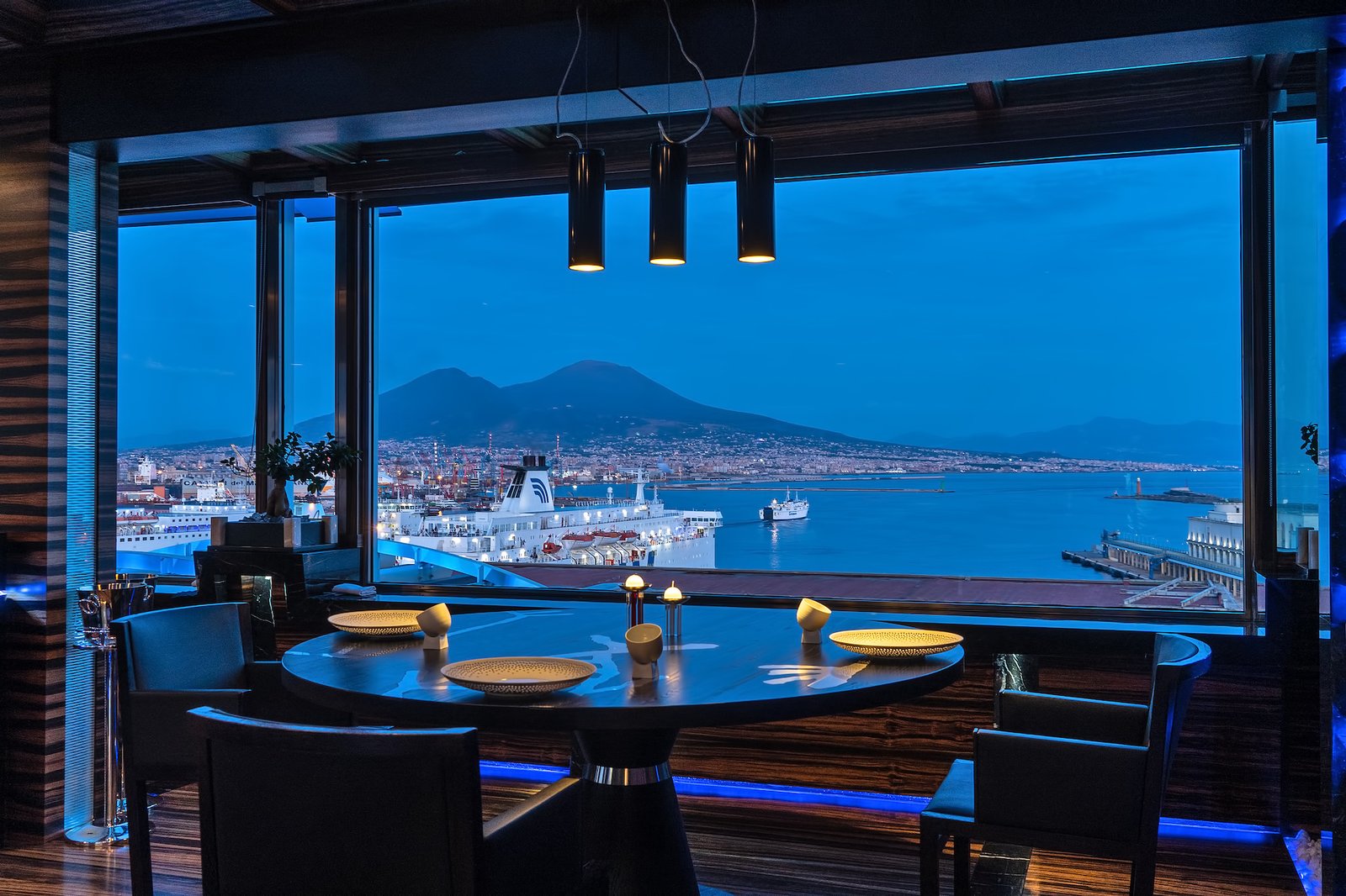 Romeo Hotel - Naples, at the table