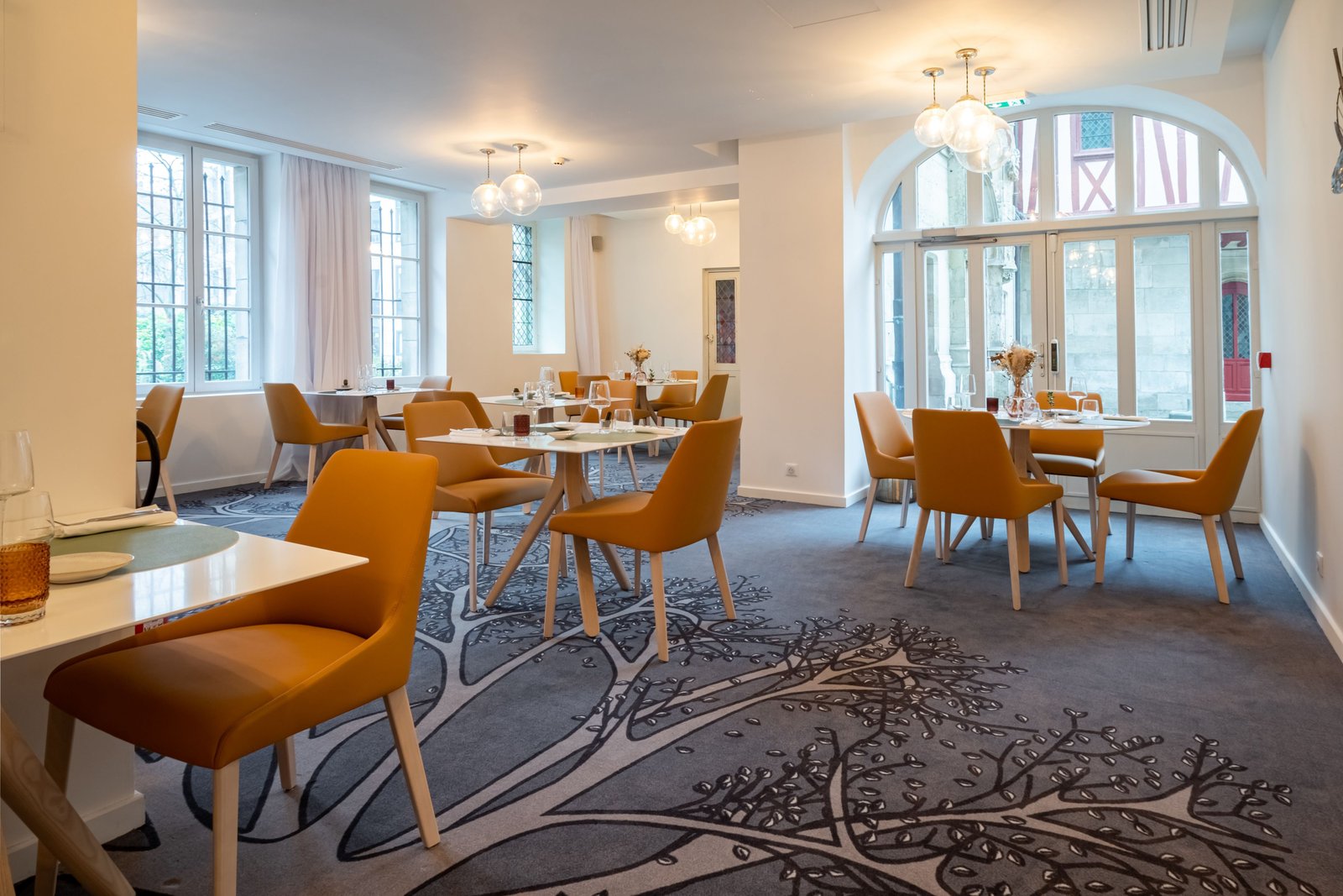 Hotel de Bourgtheroulde, Autograph Collection, at the table