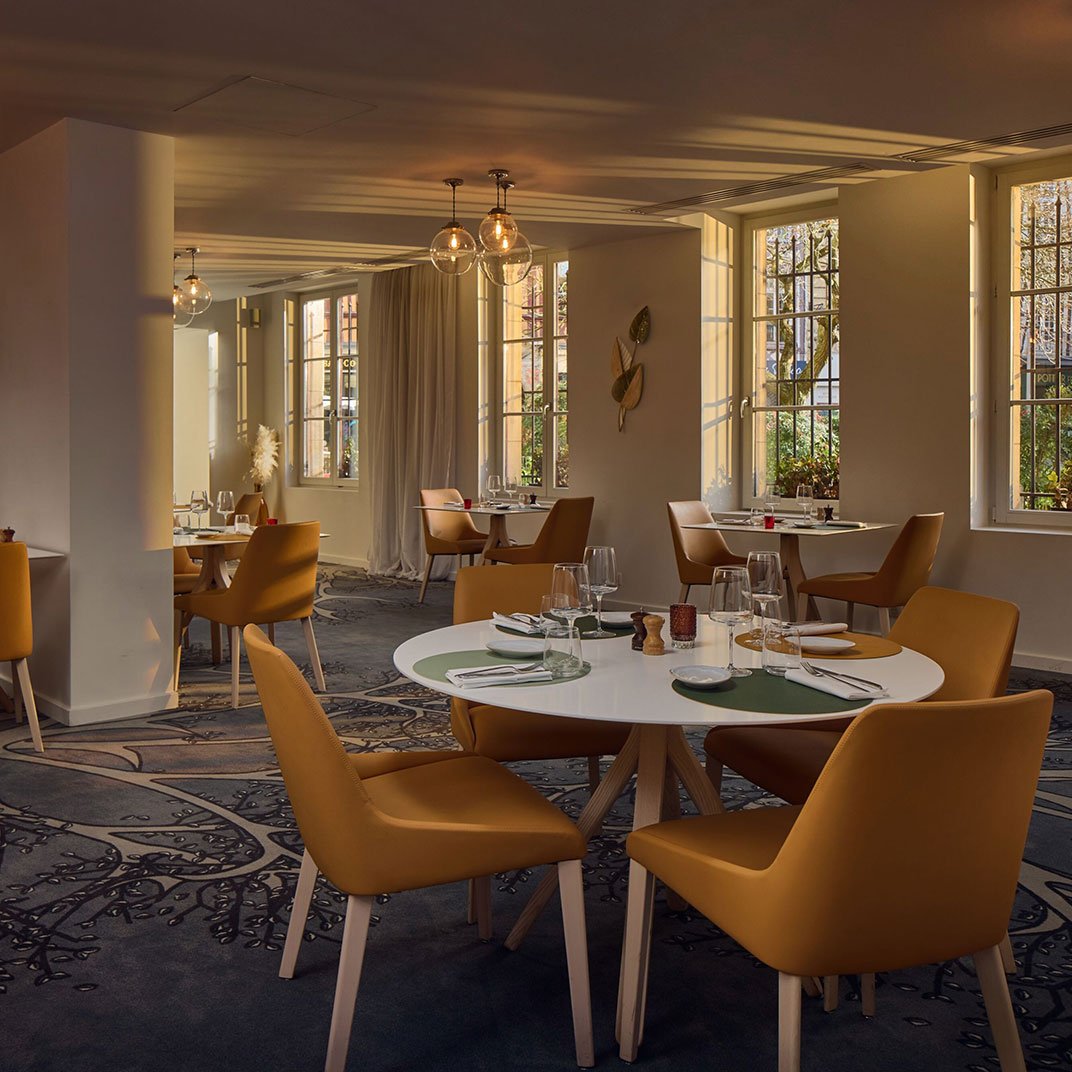 Hotel de Bourgtheroulde, Autograph Collection, at the table