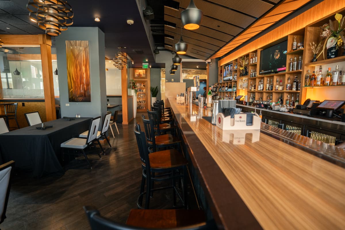 Moonrise Hotel, eclipse restaurant & lounge