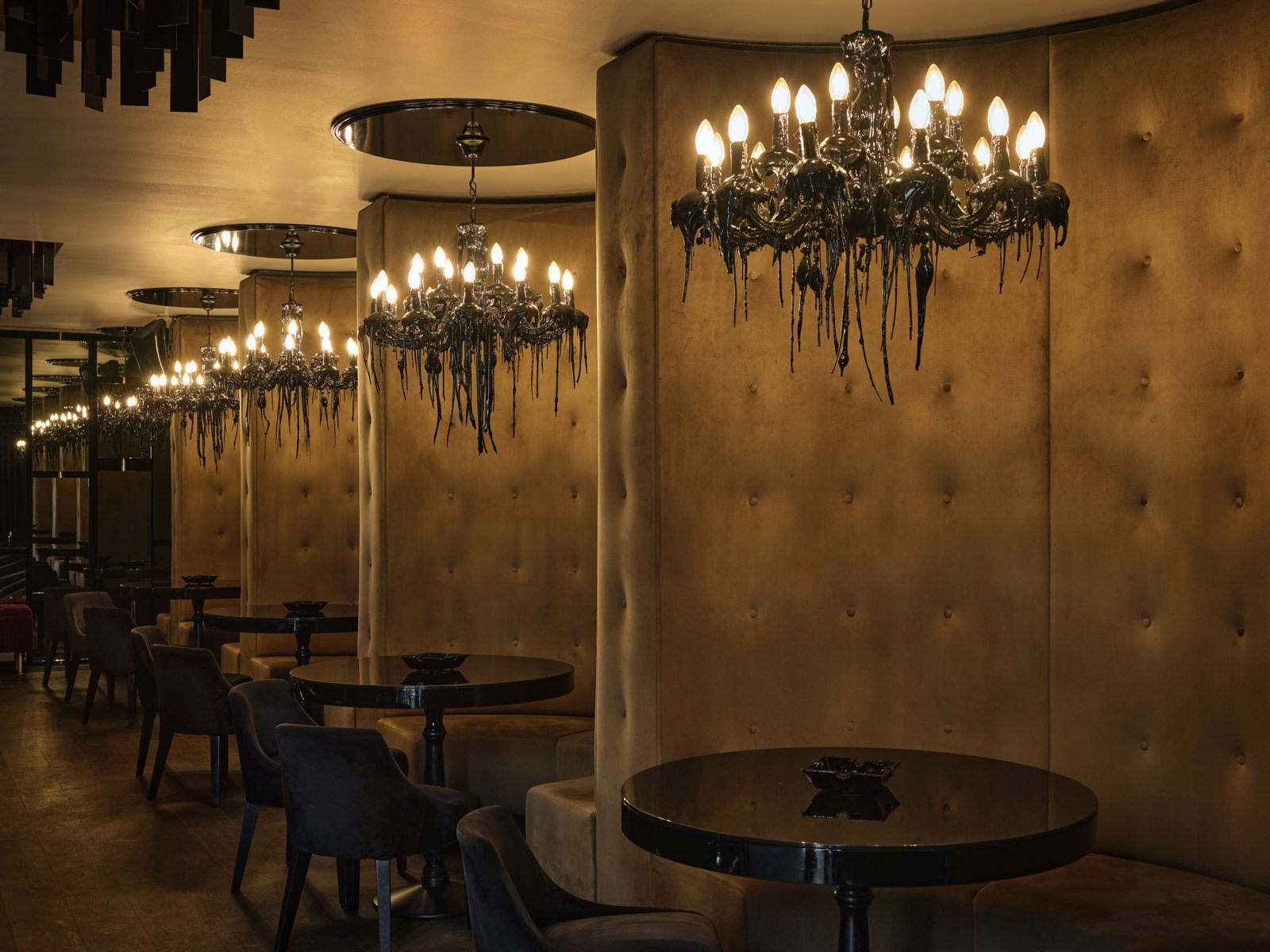 Roomers Frankfurt Central, Autograph Collection, at the table