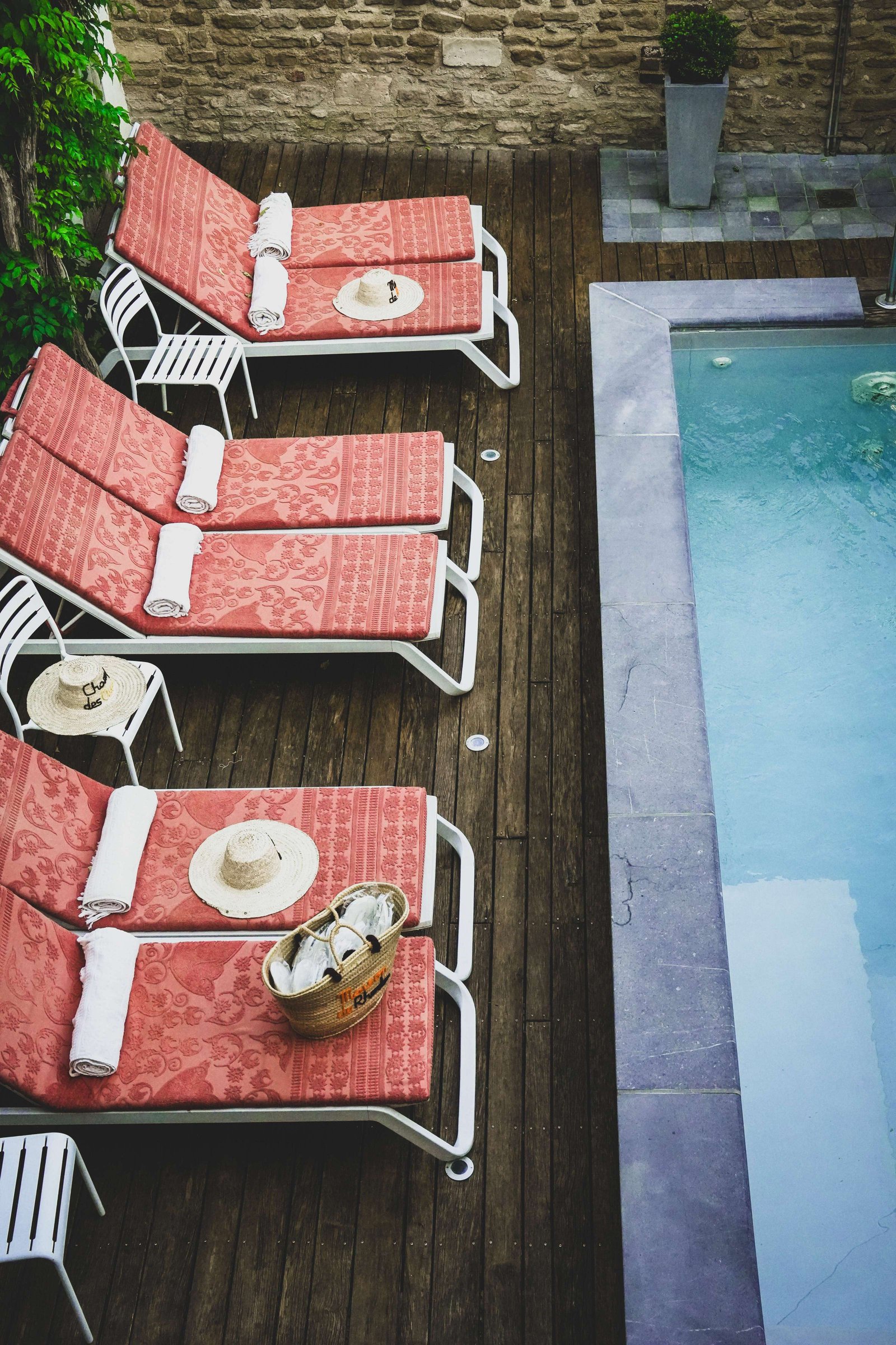 Le Champ Des Oiseaux, the pool