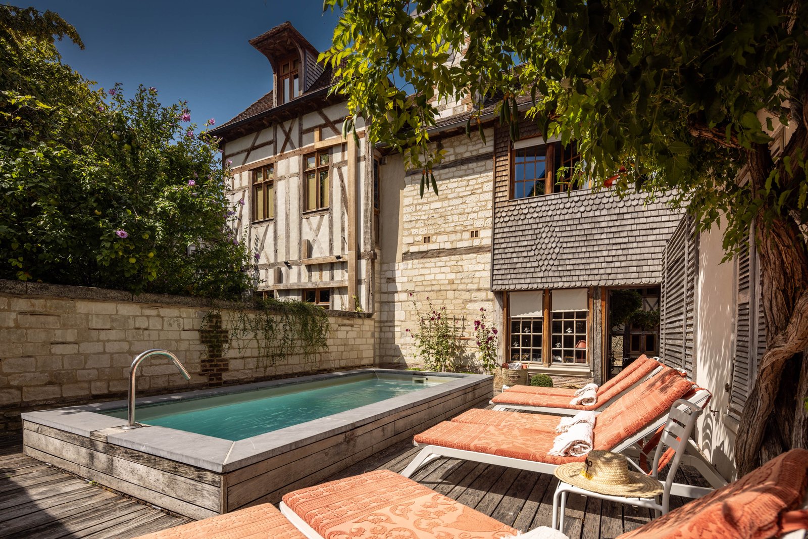 Le Champ Des Oiseaux, the pool