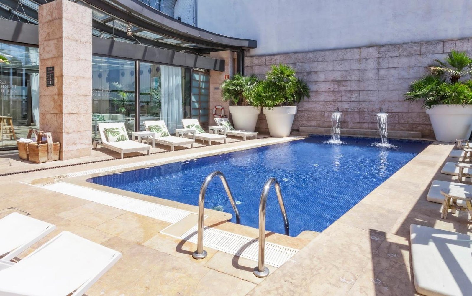 Hotel Urban, the pool