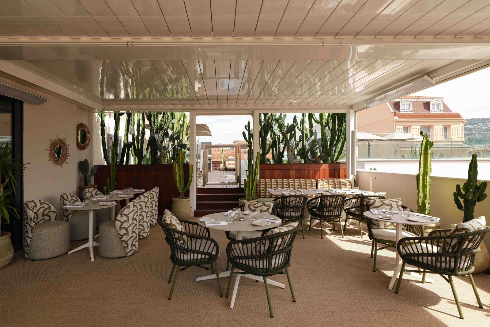 Five Seas Hotel Cannes, panoramic restaurant by le roof