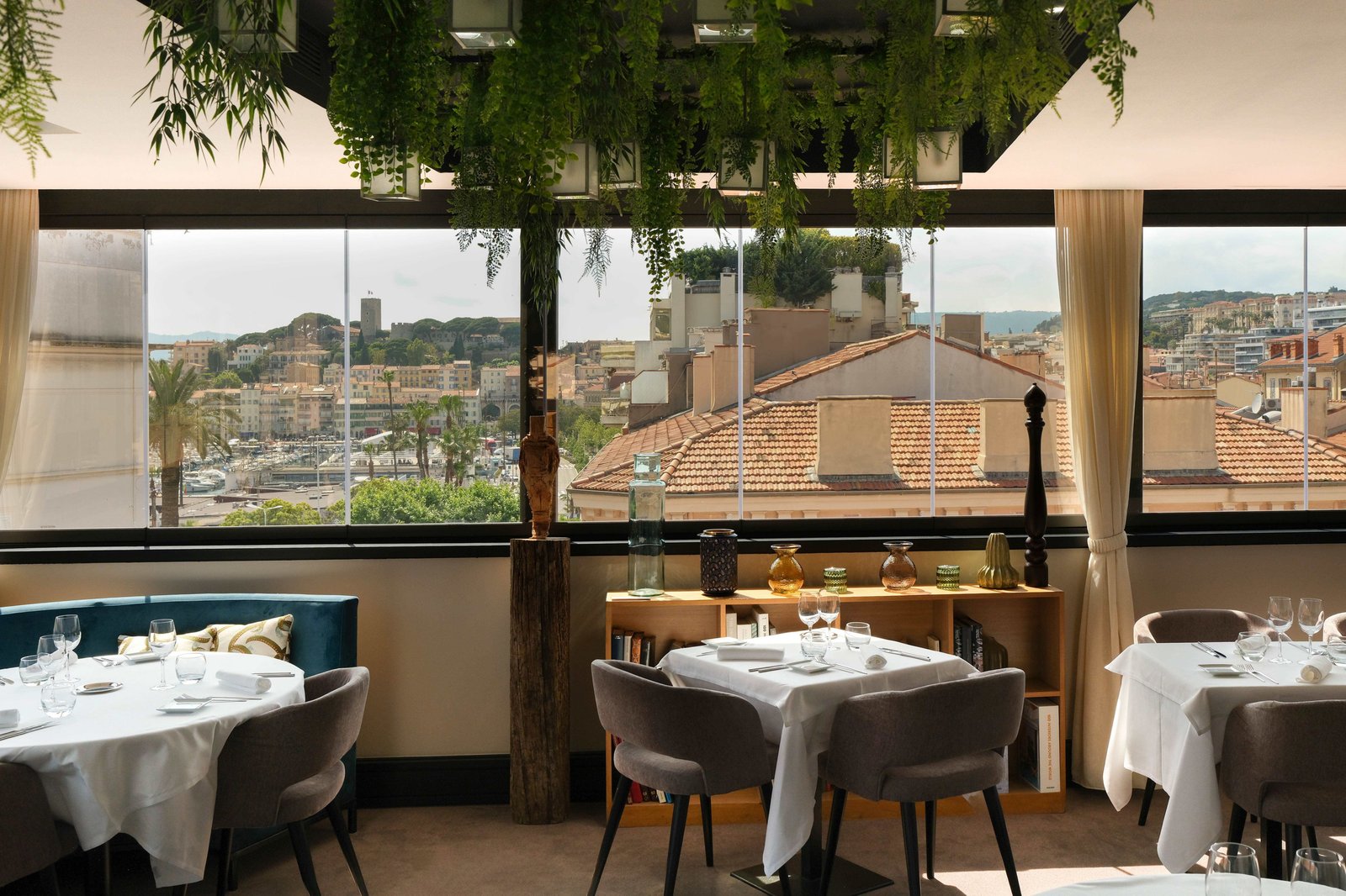 Five Seas Hotel Cannes, panoramic restaurant by le roof