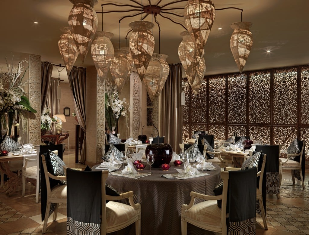 Hotel Royal Garden Villas, at the table