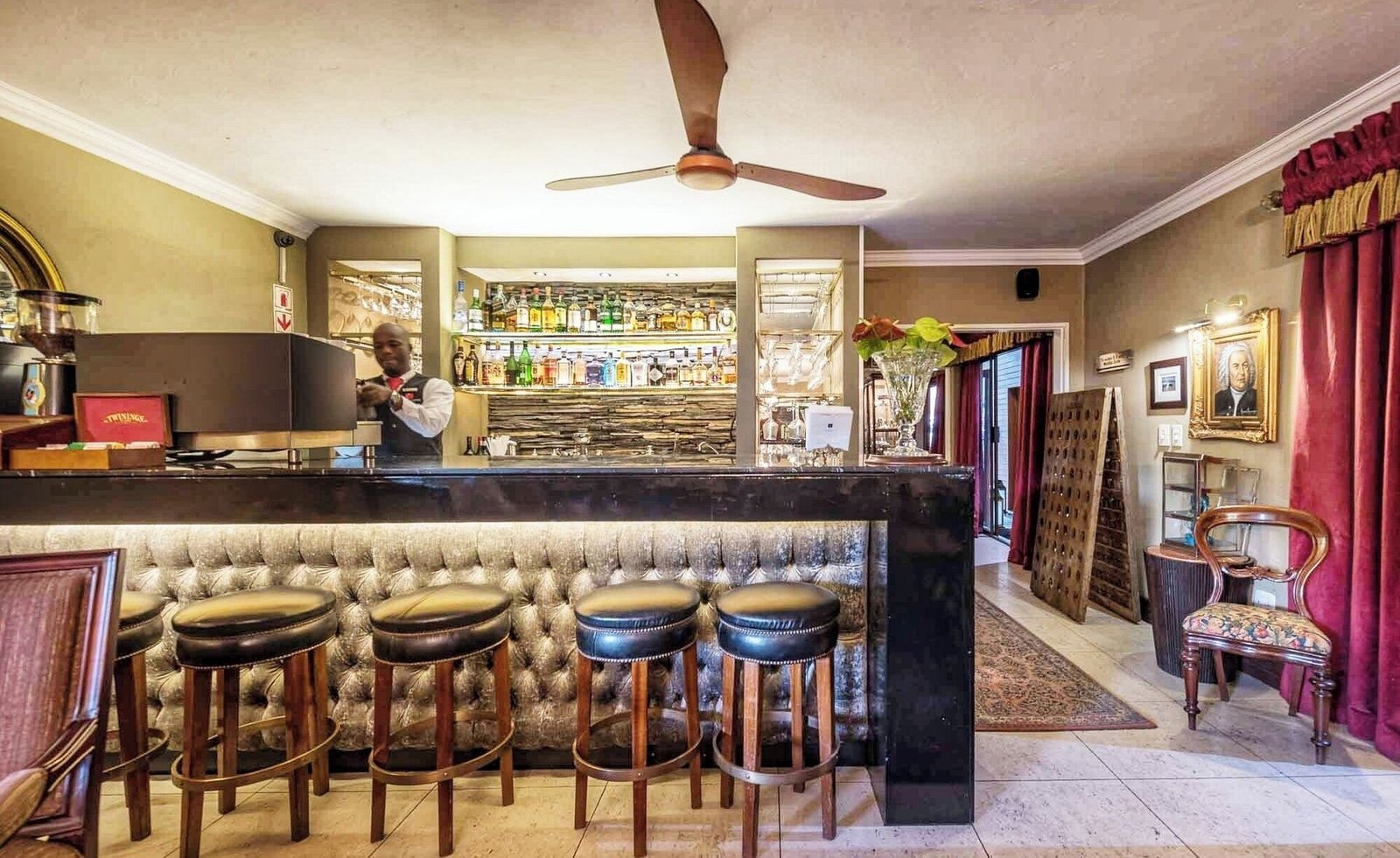 The Residence Hotel, piano bar