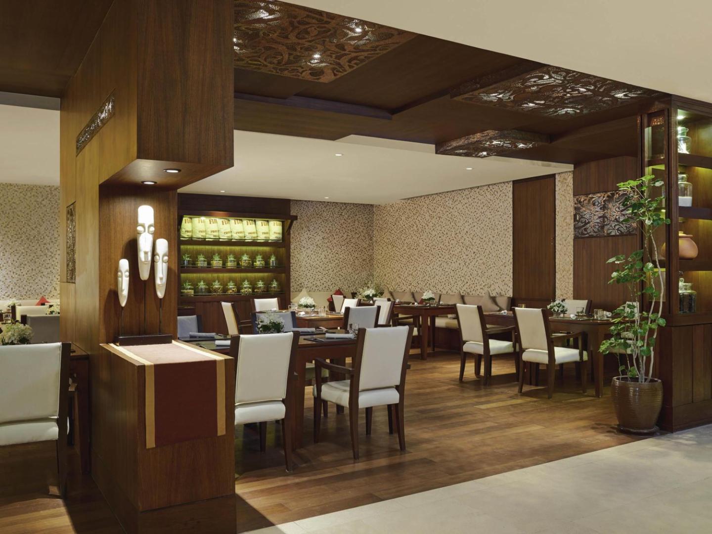 Mövenpick Phuket Bangtao, at the table