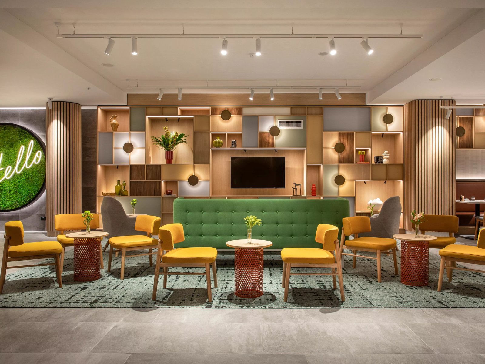 Holiday Inn Melbourne Bourke Street Mall — eat & drink