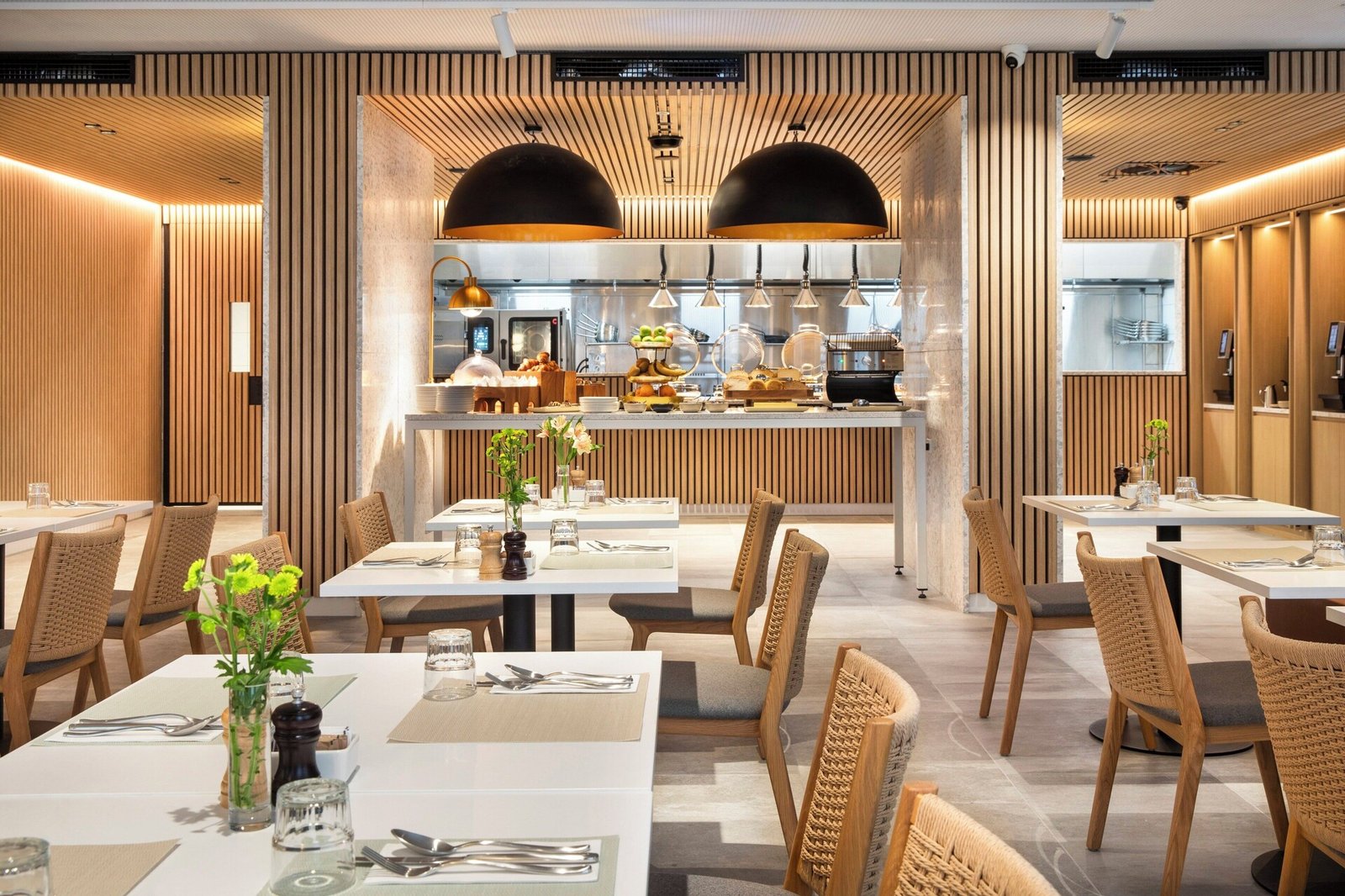 Holiday Inn Melbourne Bourke Street Mall — eat & drink