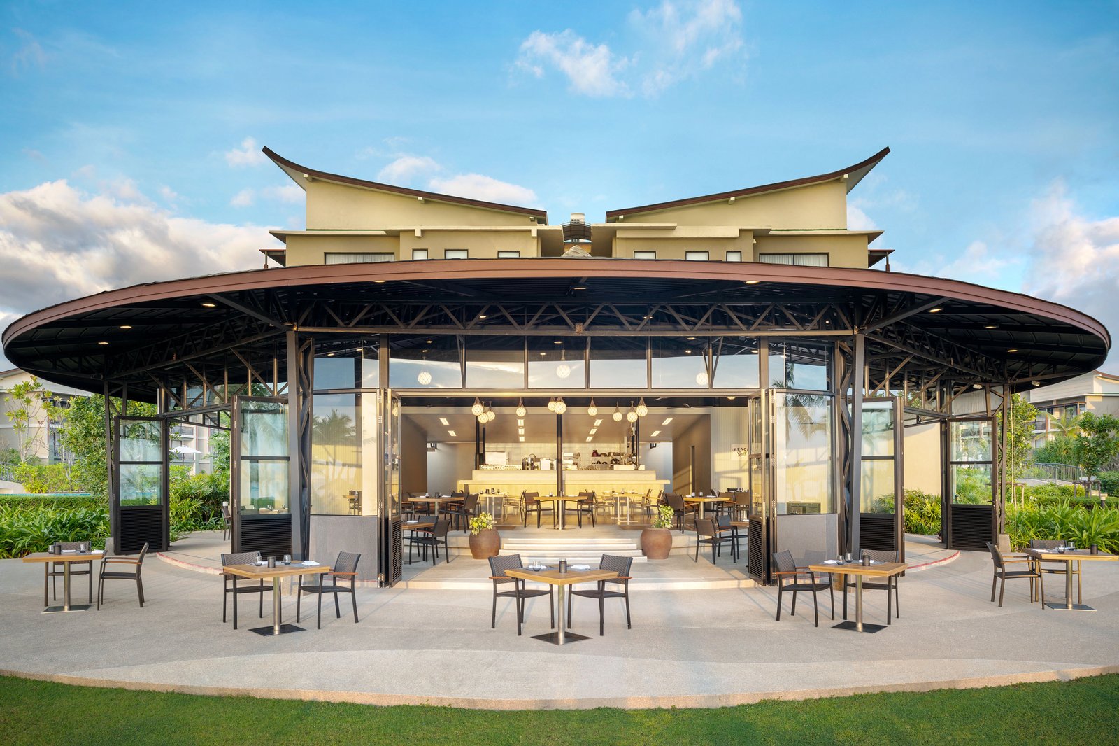 Le Méridien Khao Lak Resort & Spa, beach grill