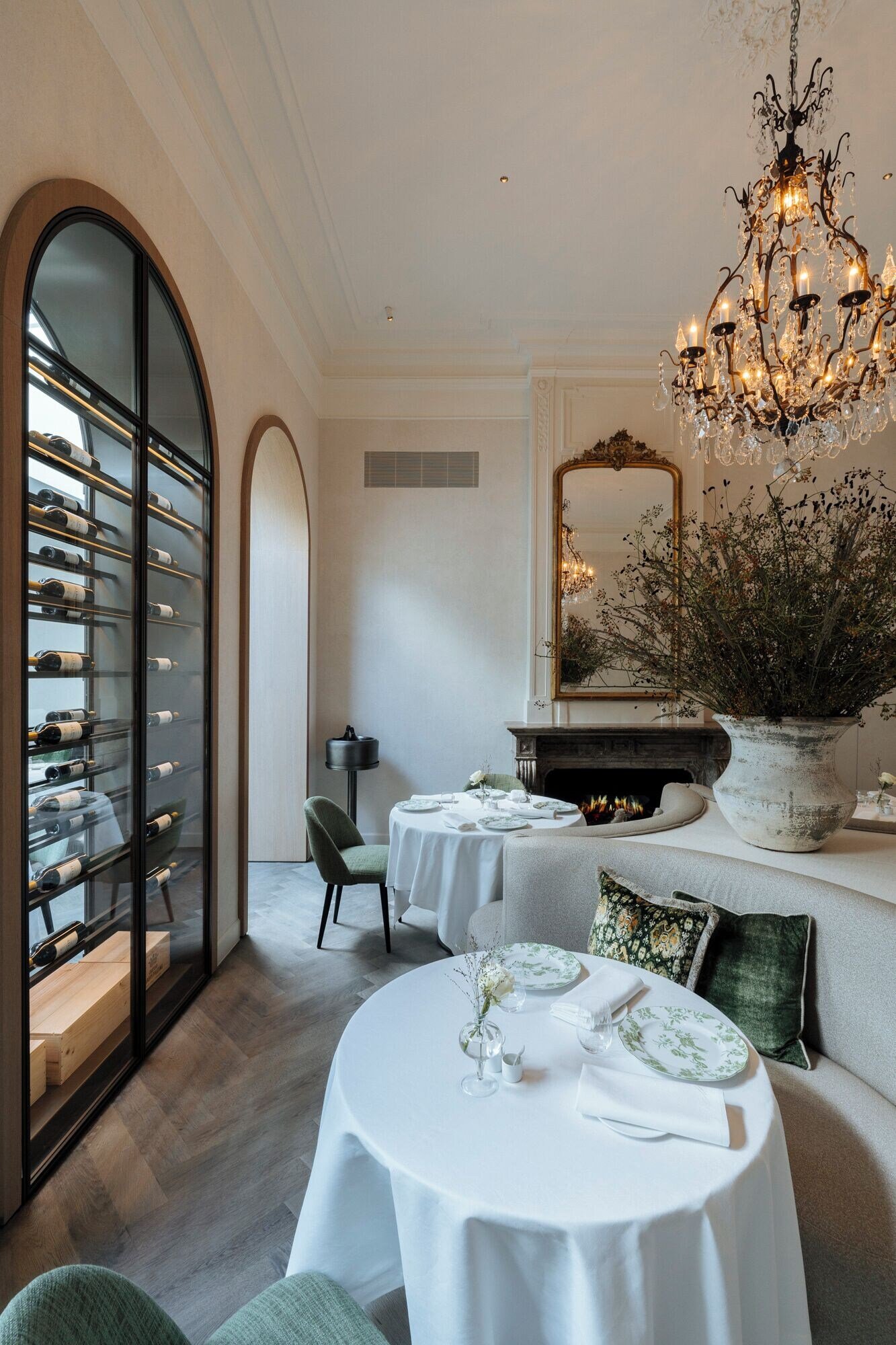 Hotel De Tuilerieën, at the table
