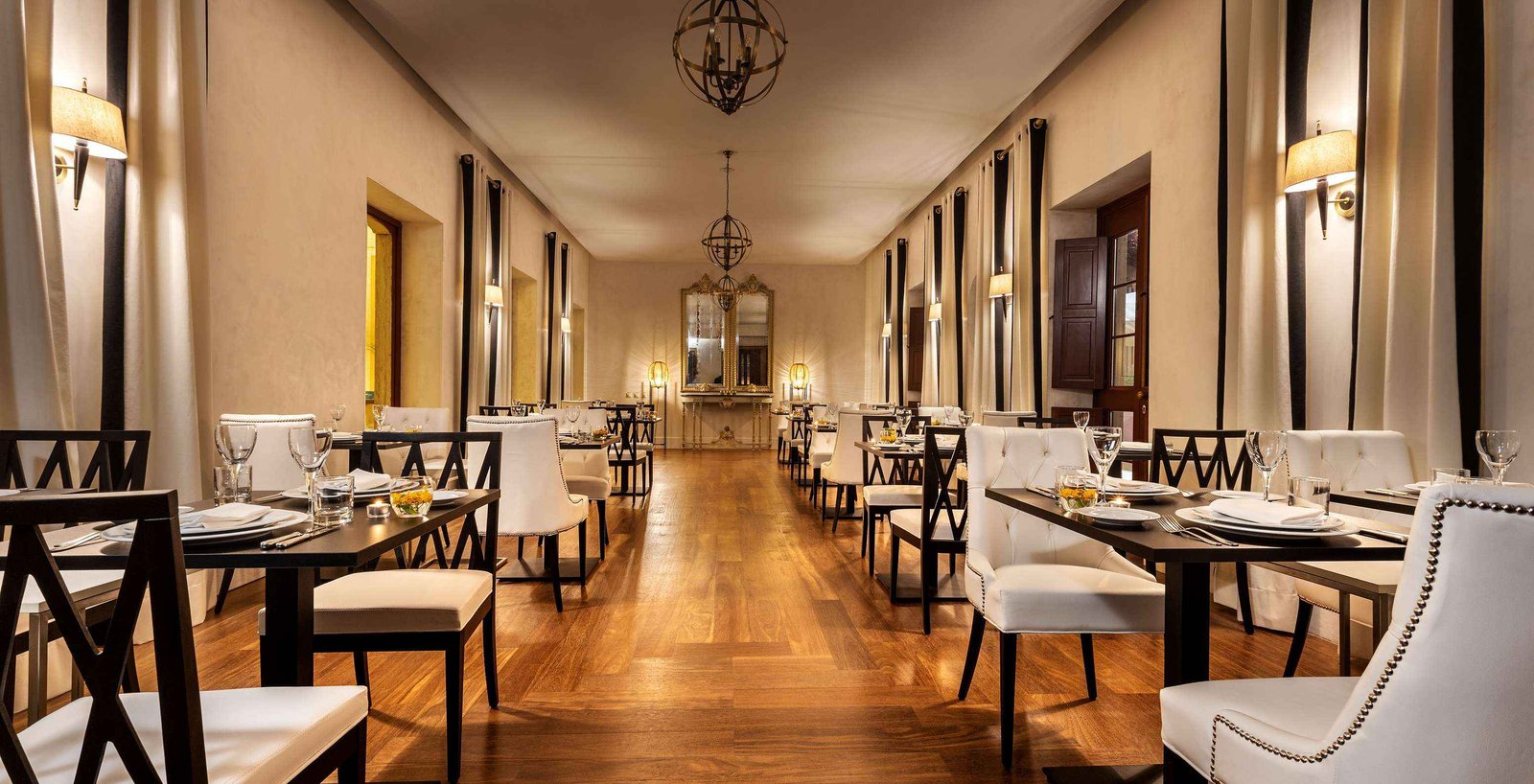 Pousada Palácio Estoi - Faro, at the table