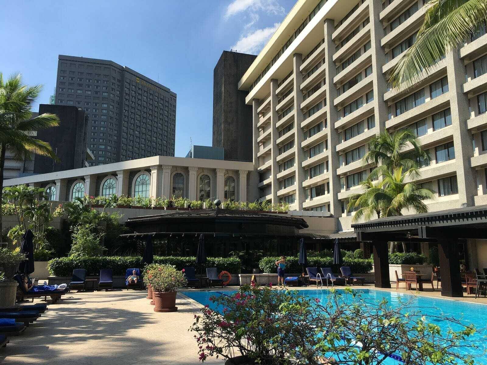 The Peninsula Manila — vibe