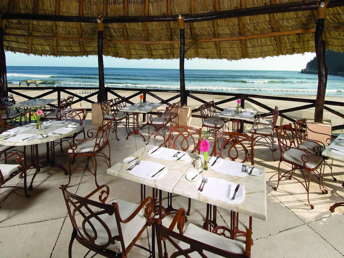 Quinta Real Acapulco, at the table