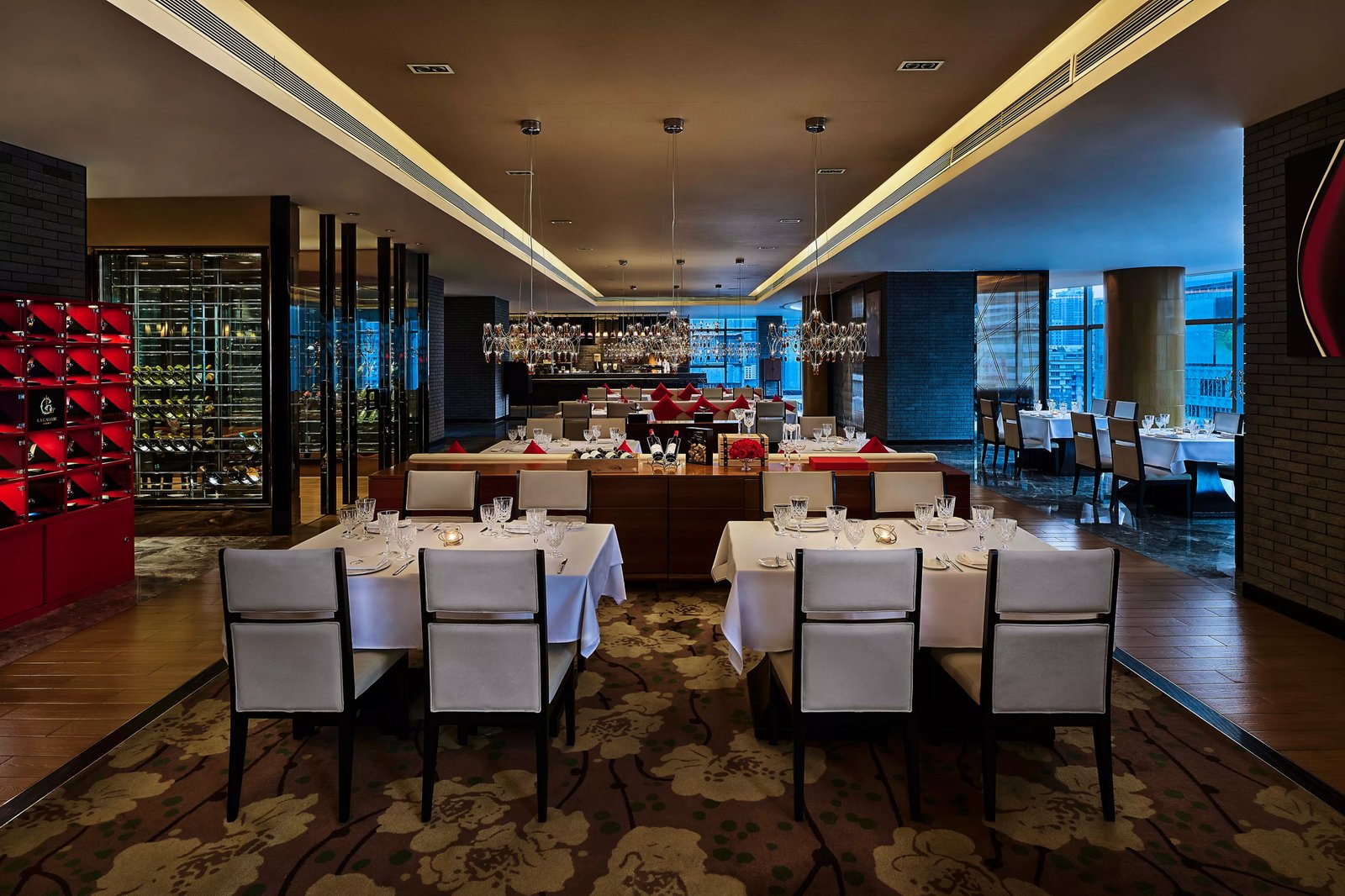 Hotel Sofitel Guangzhou Sunrich, at the table