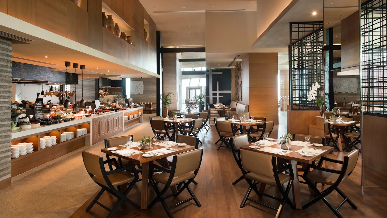 Conrad Manila, brasserie on 3