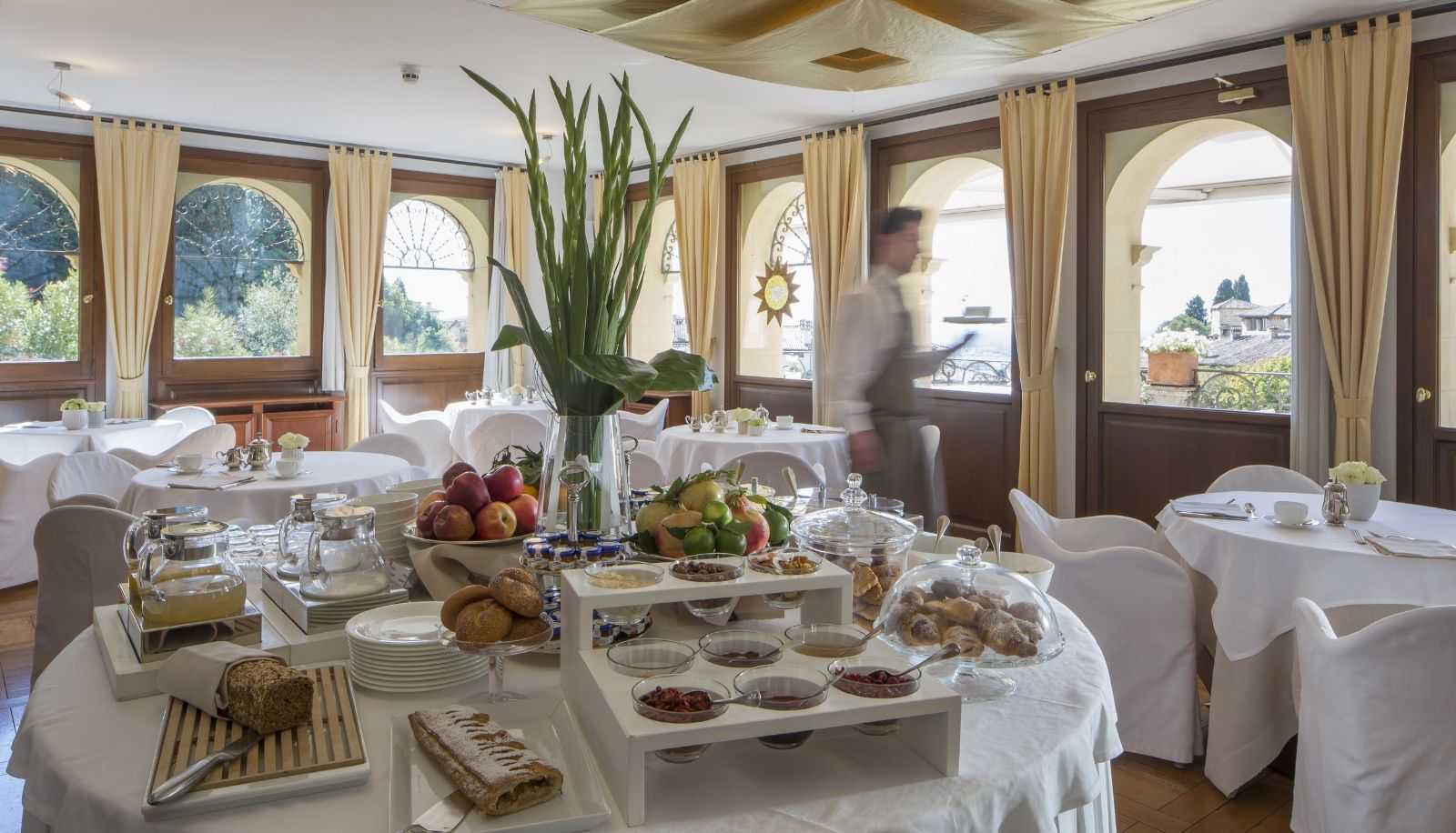 Albergo al Sole, at the table