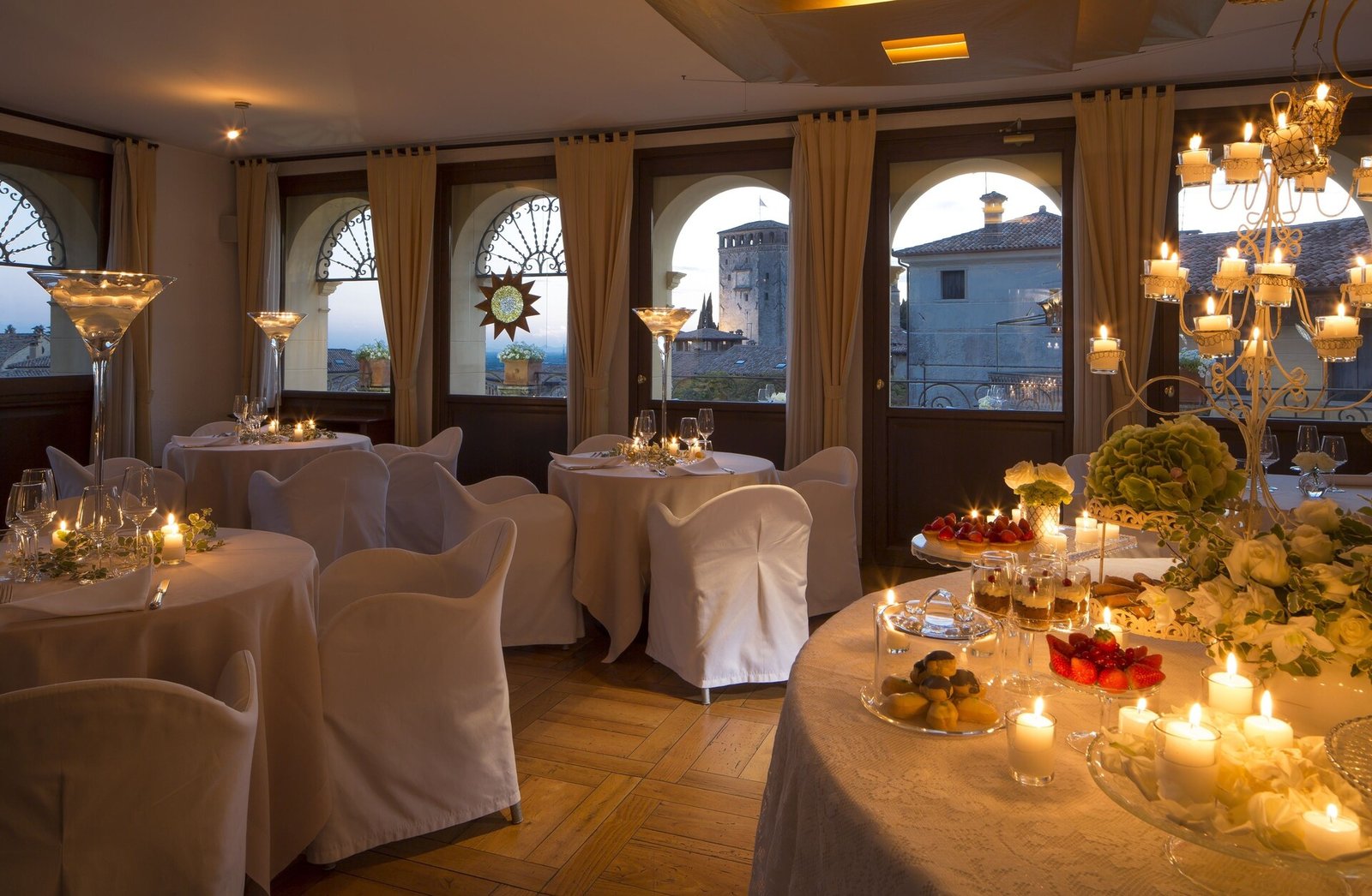Albergo al Sole, at the table