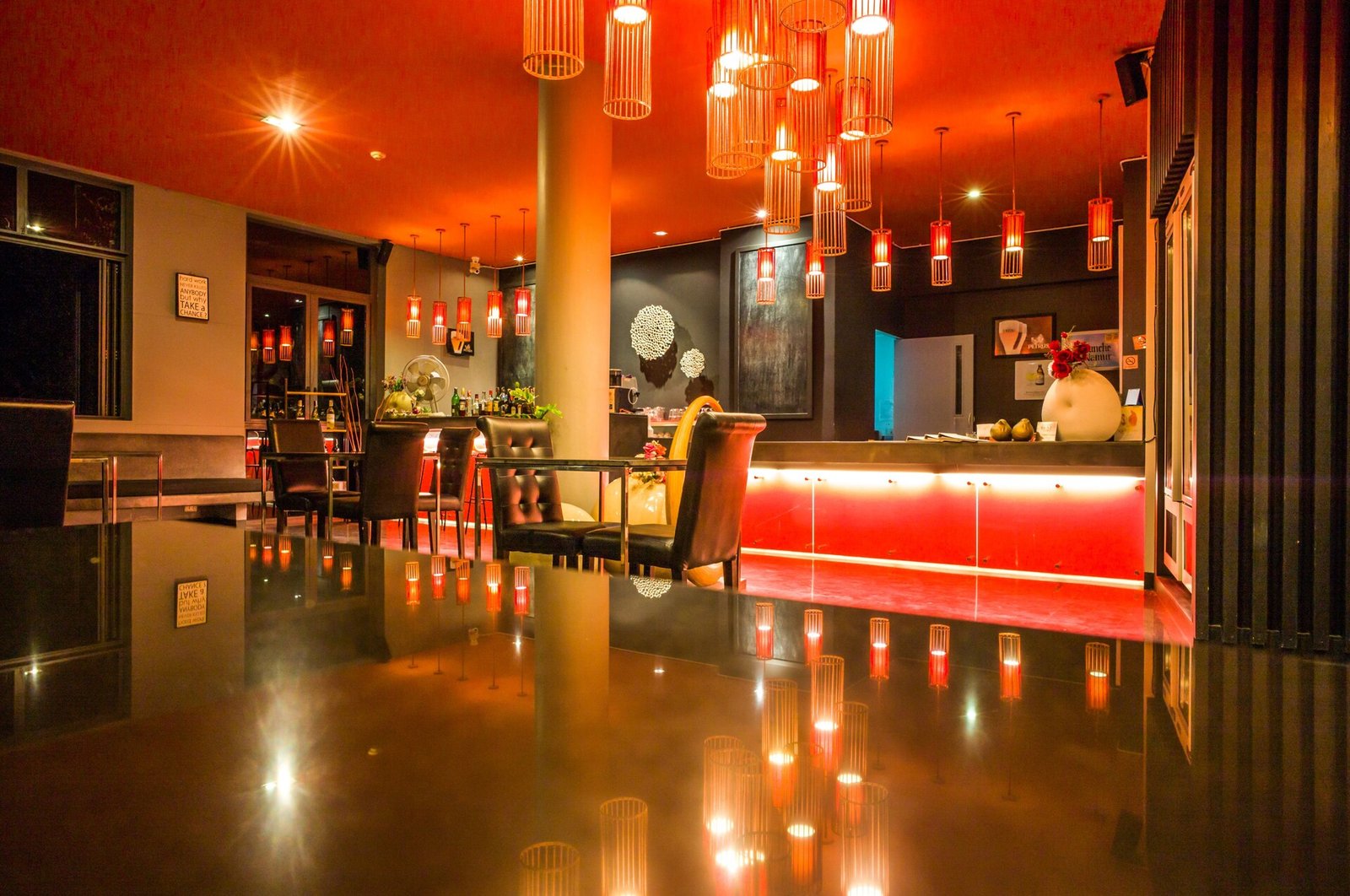 The Houben Hotel, red alert bar & restaurant