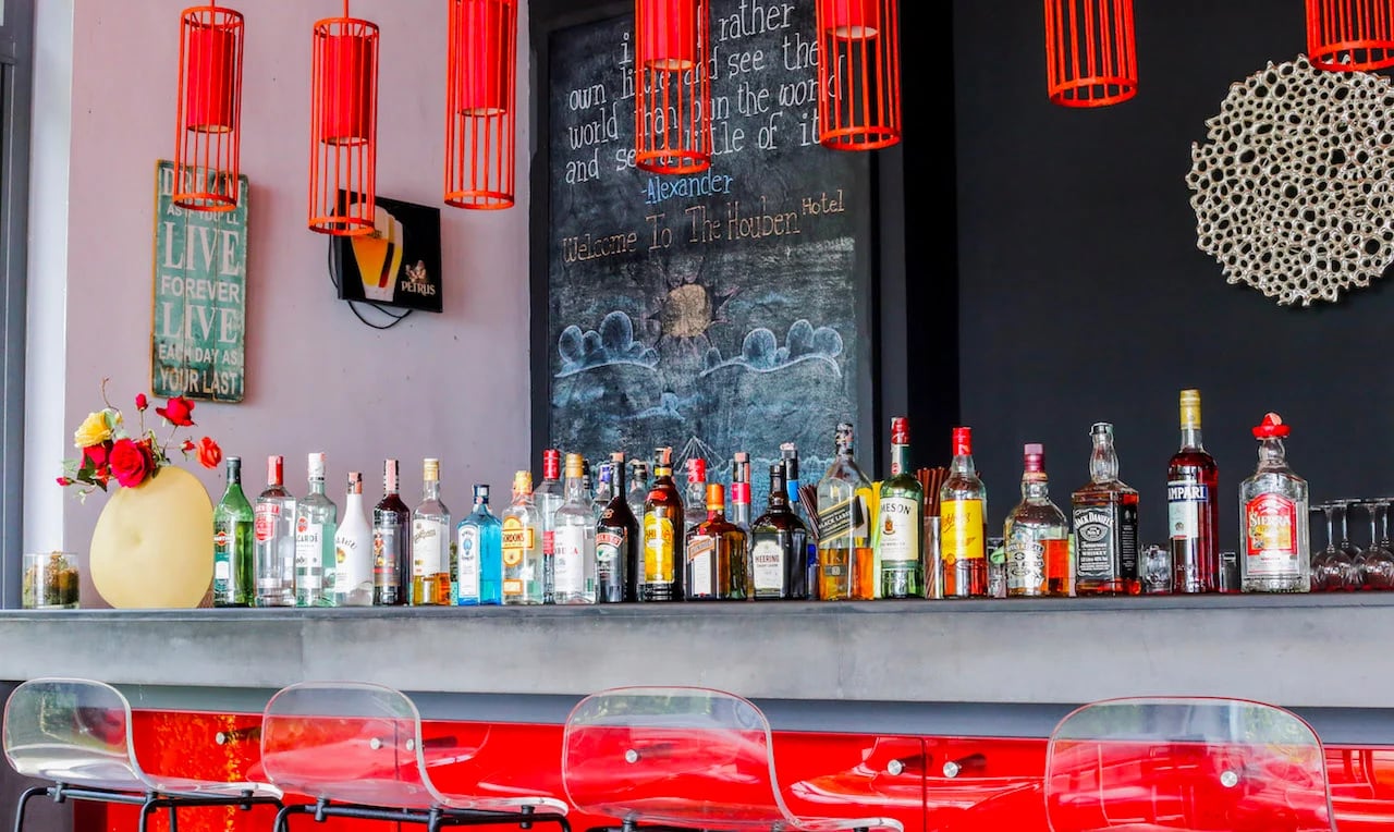 The Houben Hotel, red alert bar & restaurant