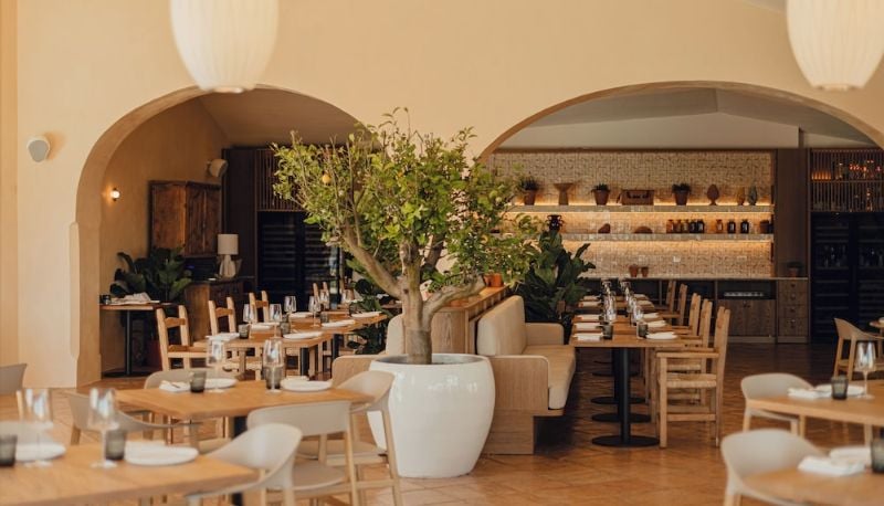 Aethos Sardinia, at the table
