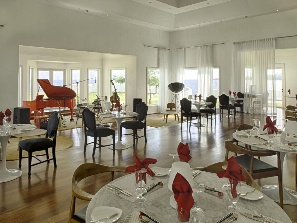 The Trident Hotel, mike's supper club