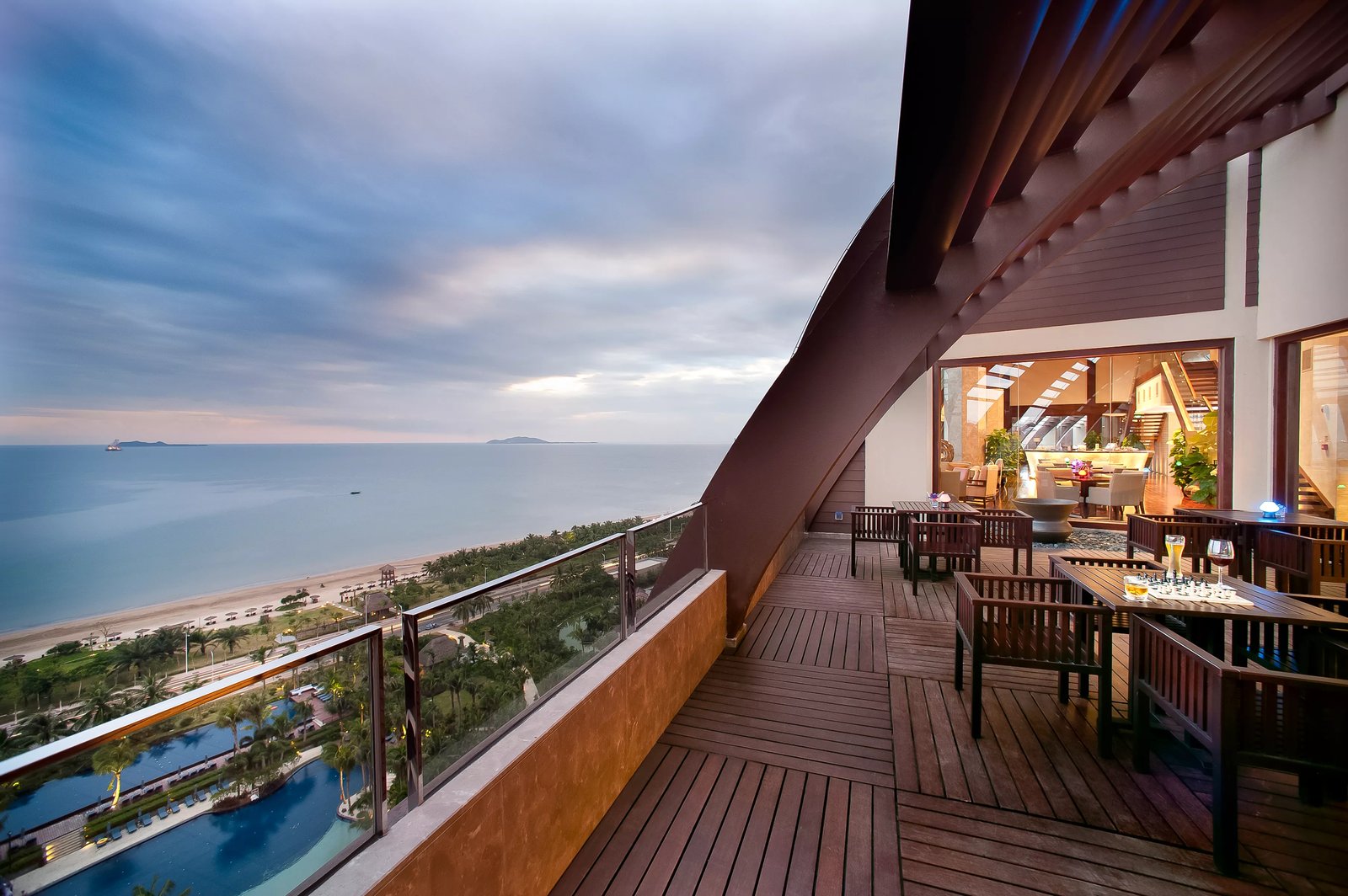 Hotel Pullman Oceanview Sanya Bay Resort & Spa, at the table