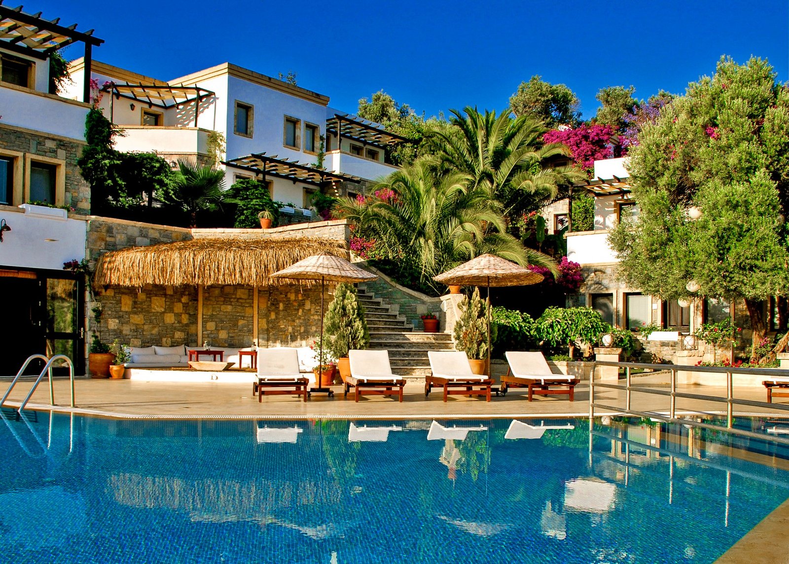 4reasons hotel + bistro (12+), the pool