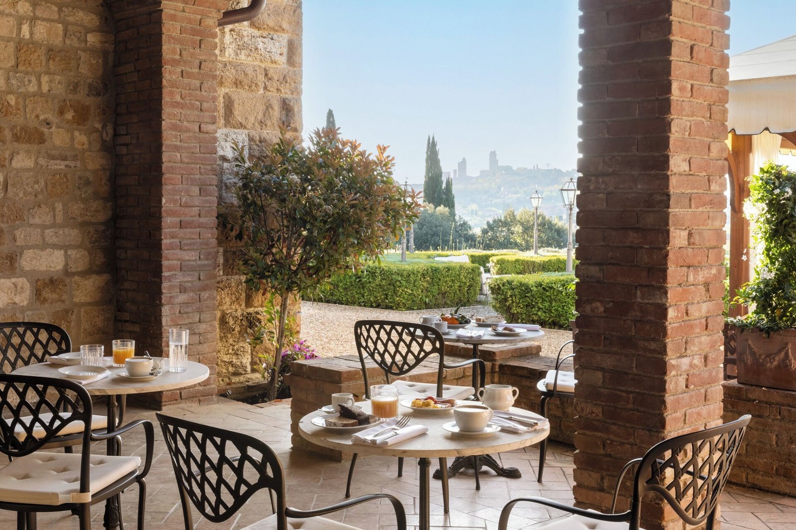 Hotel La Collegiata, at the table