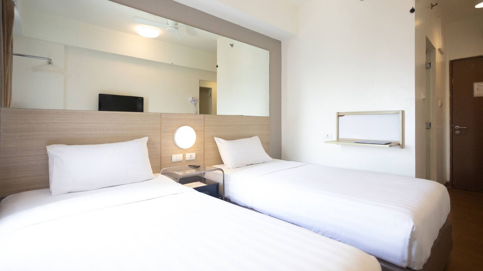 Red Planet Makati Avenue — rooms