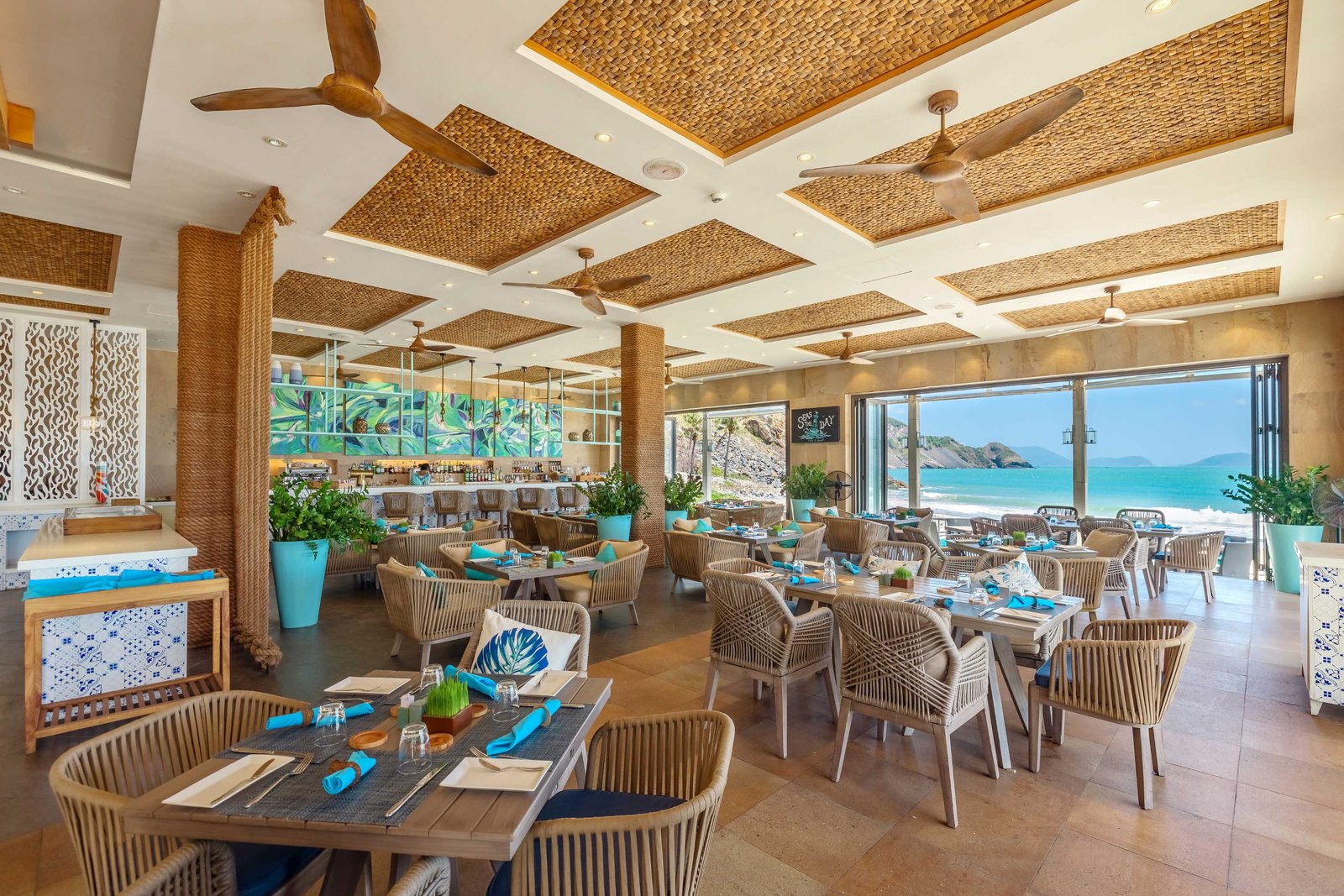 Mia Resort Nha Trang, kitchen by the sea