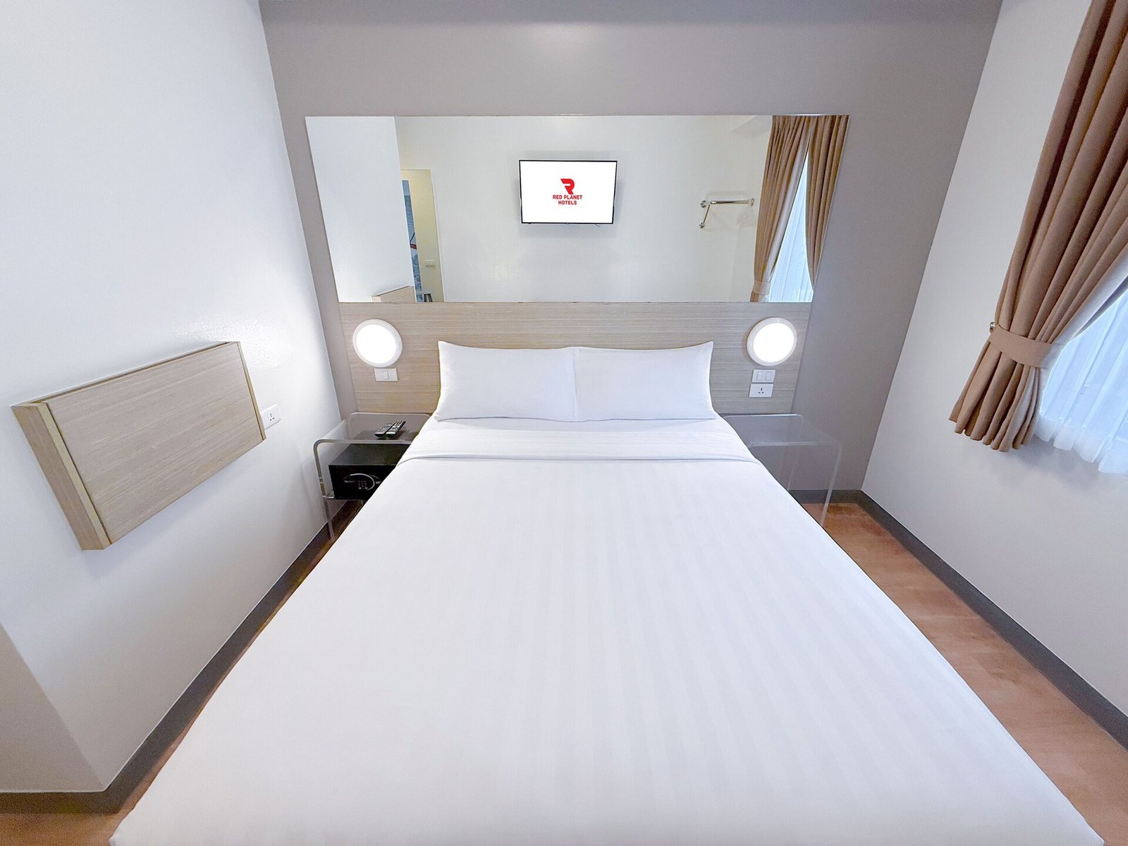 Red Planet Makati Amorsolo — rooms