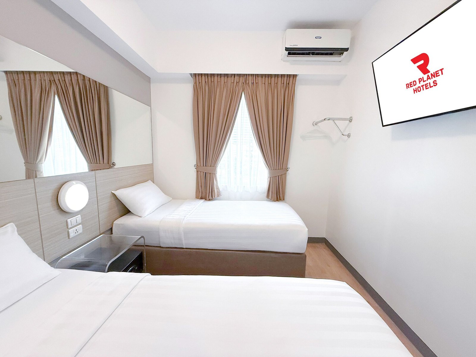 Red Planet Makati Amorsolo — rooms