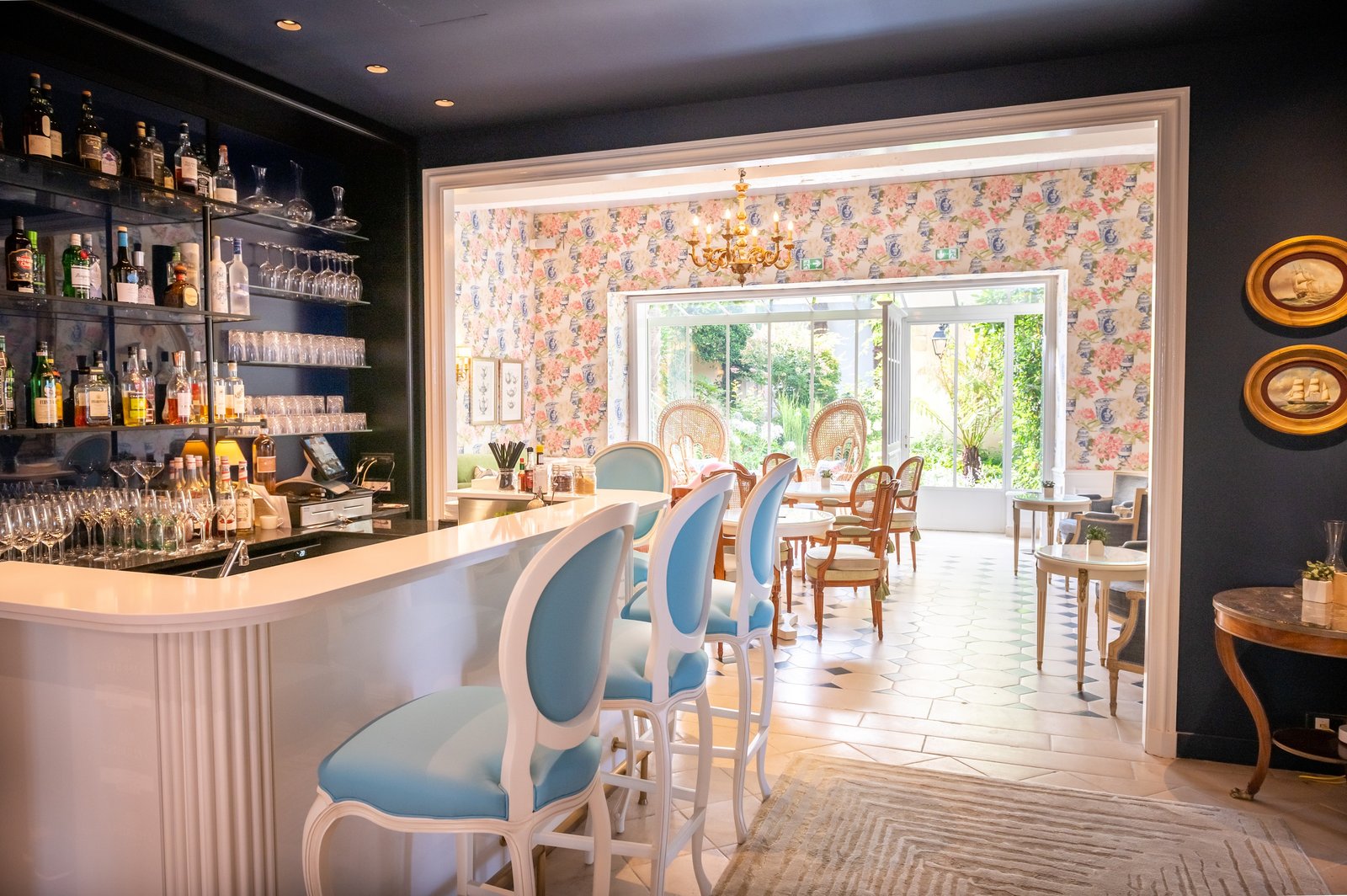 Hotel De Toiras, at the table