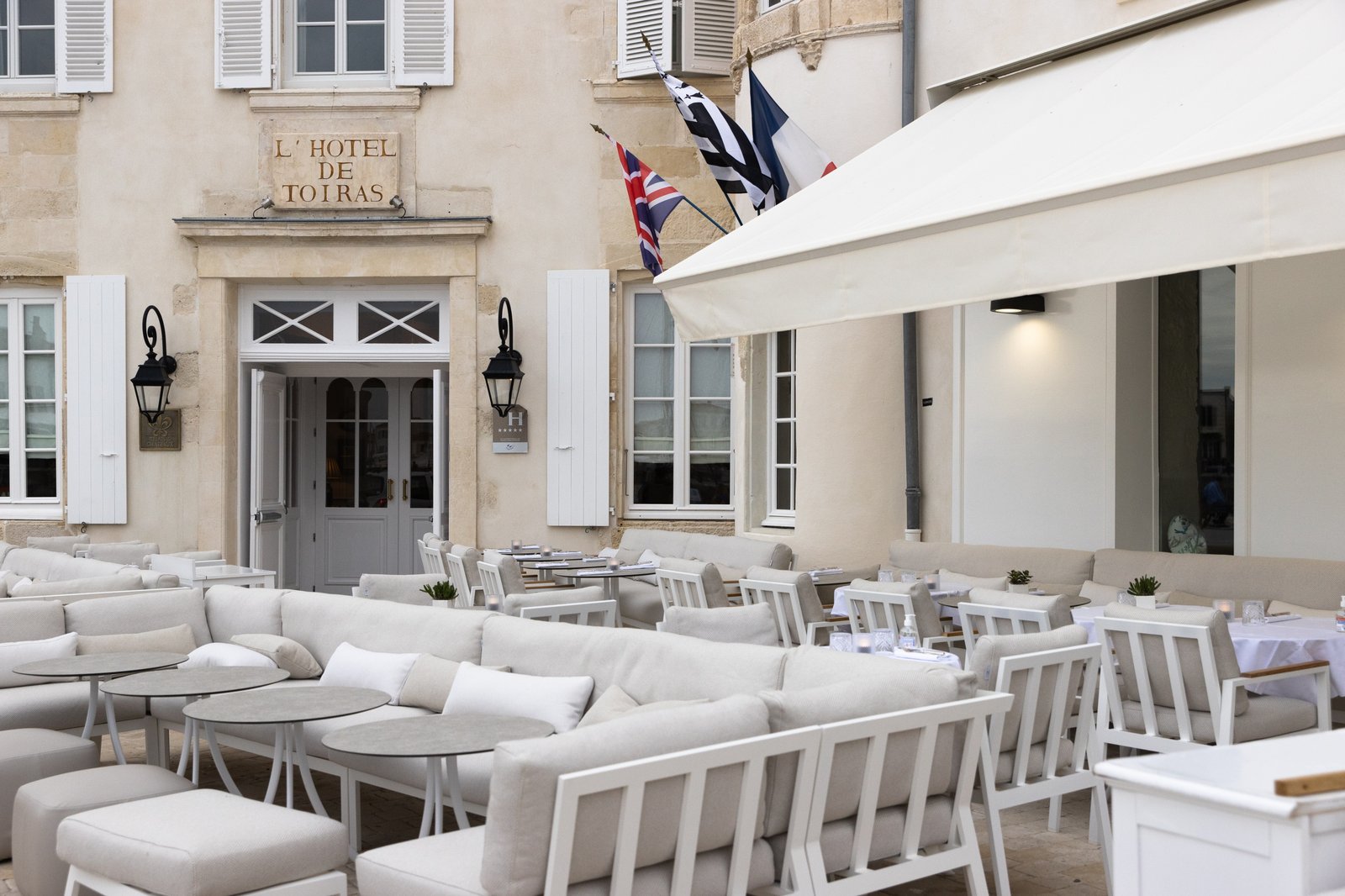 Hotel De Toiras, at the table