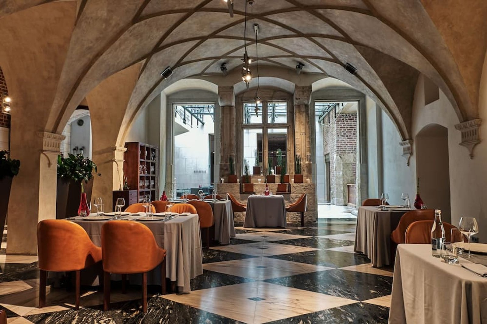 Stary Hotel, at the table