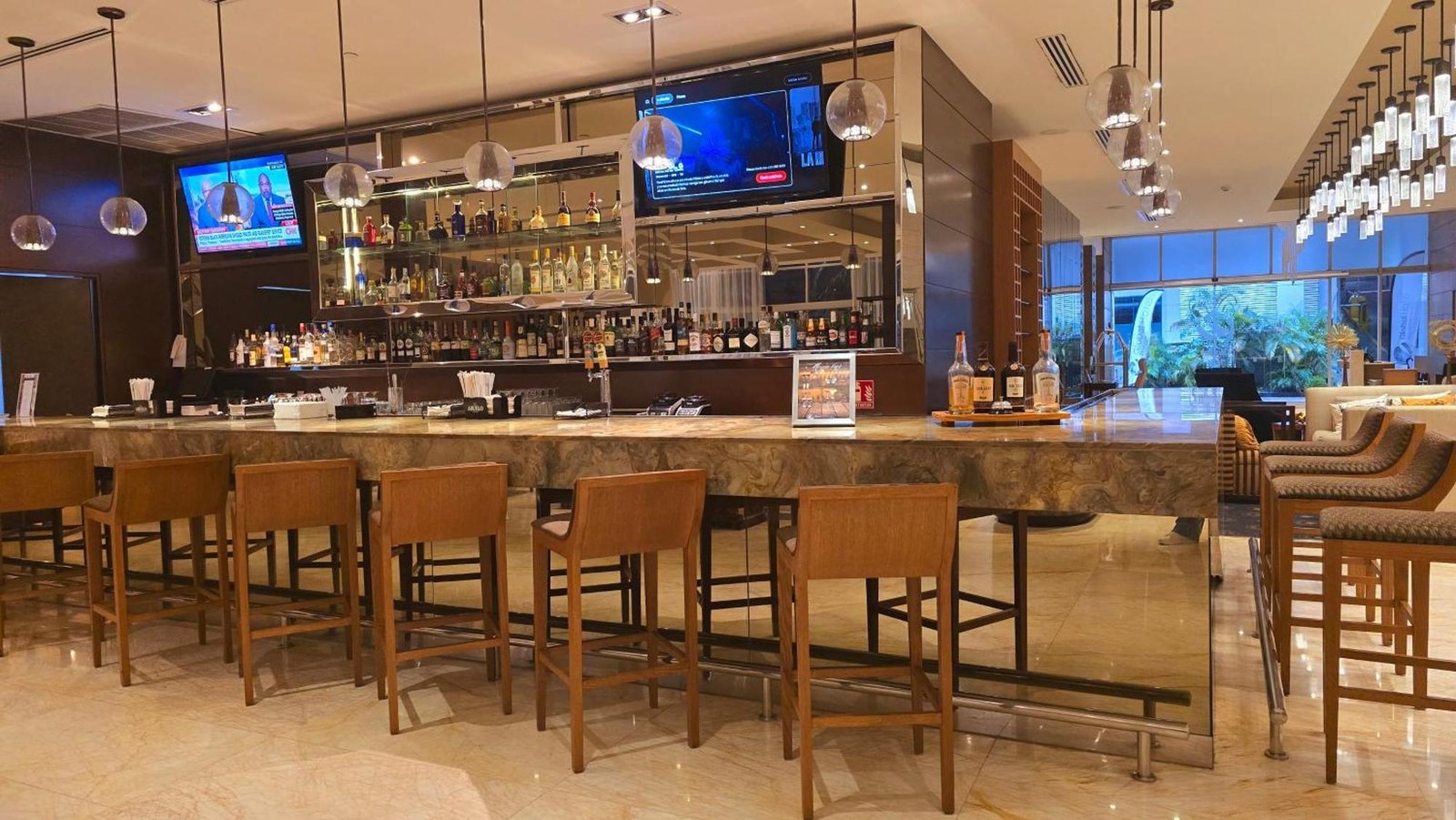Global Hotel Panama, 54 east bar