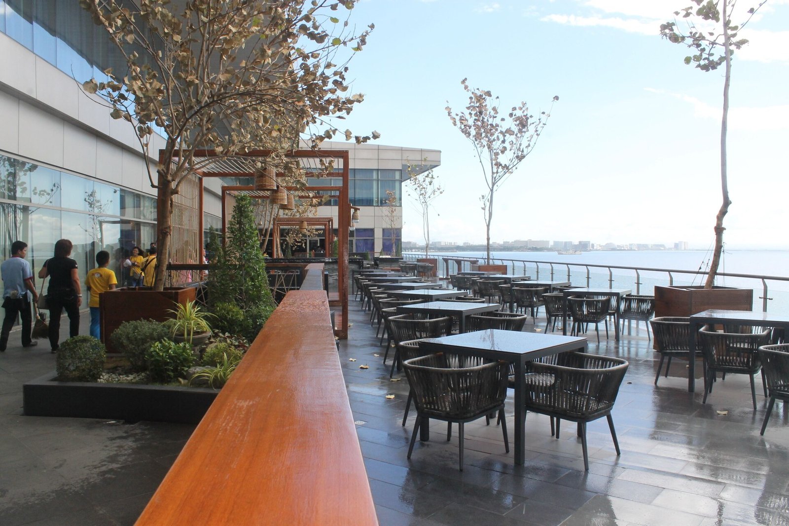 Hotel H2O, at the table