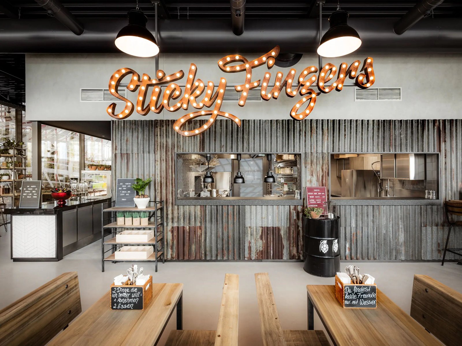 Hyatt Regency Cologne, sticky fingers
