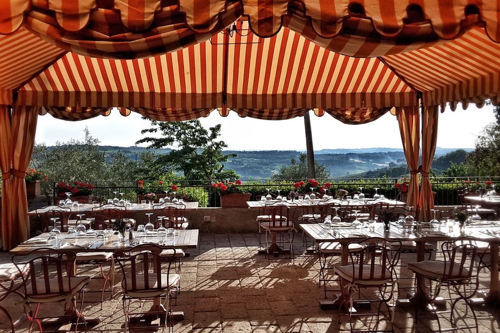 Villa il Poggiale, at the table