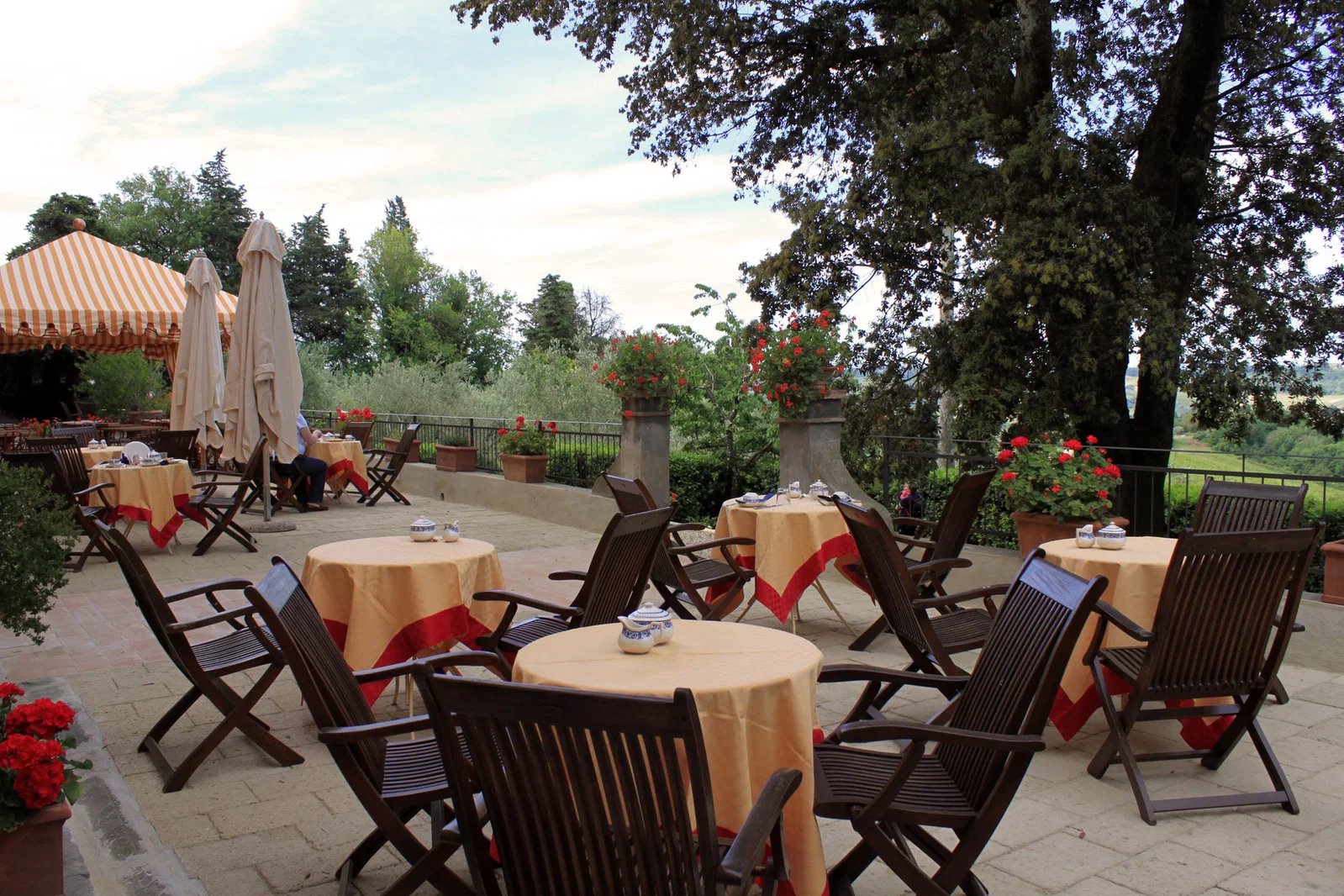 Villa il Poggiale, at the table